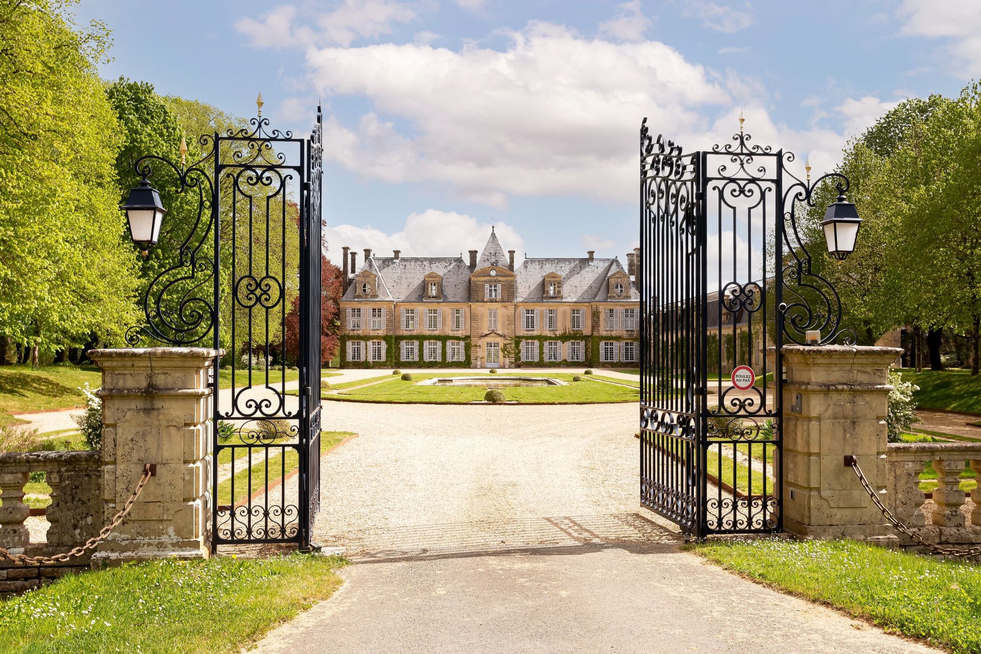 château 80 Pièces en vente sur CURZAY SUR VONNE (86600)