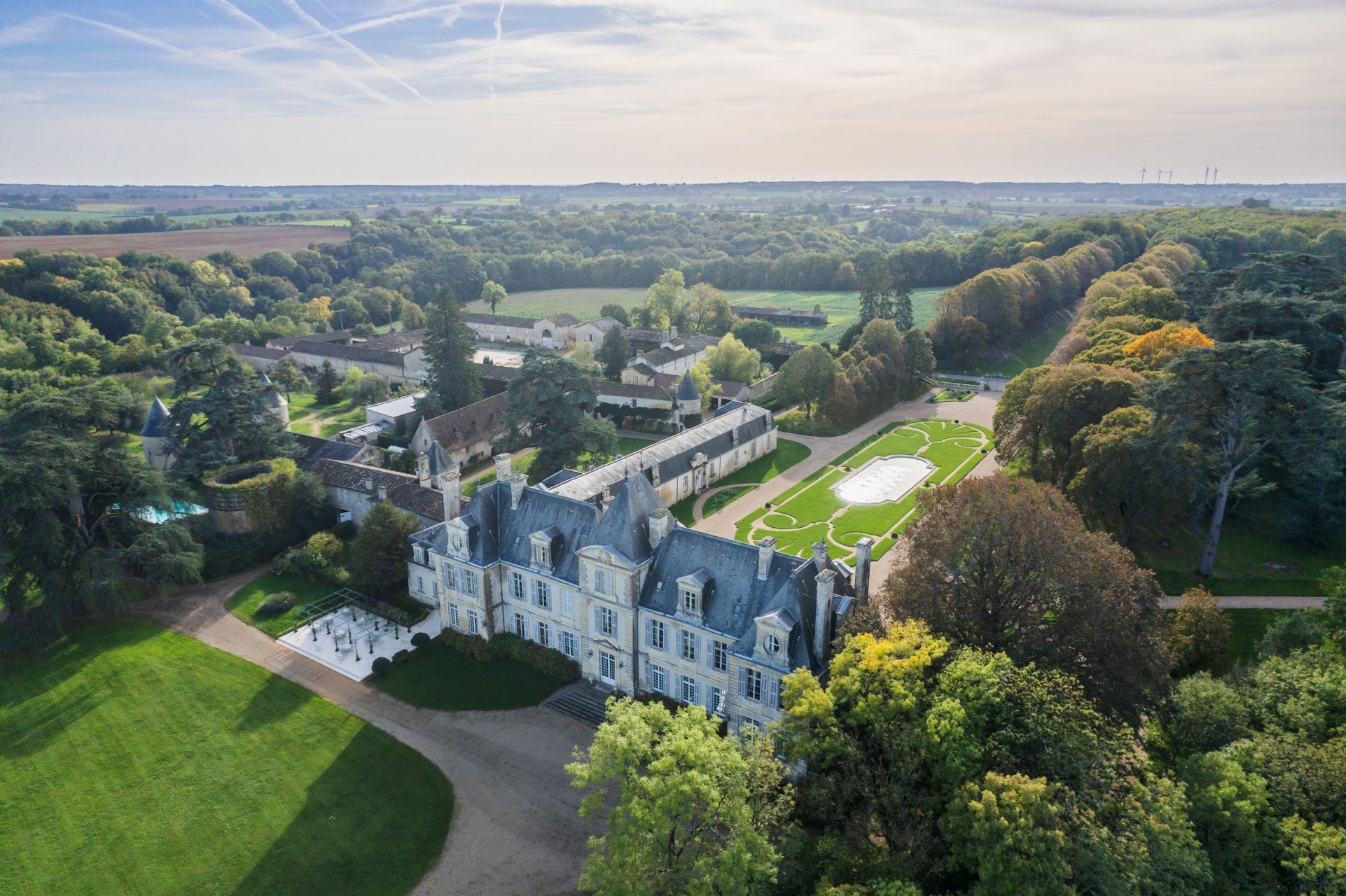 château 80 Pièces en vente sur CURZAY SUR VONNE (86600)