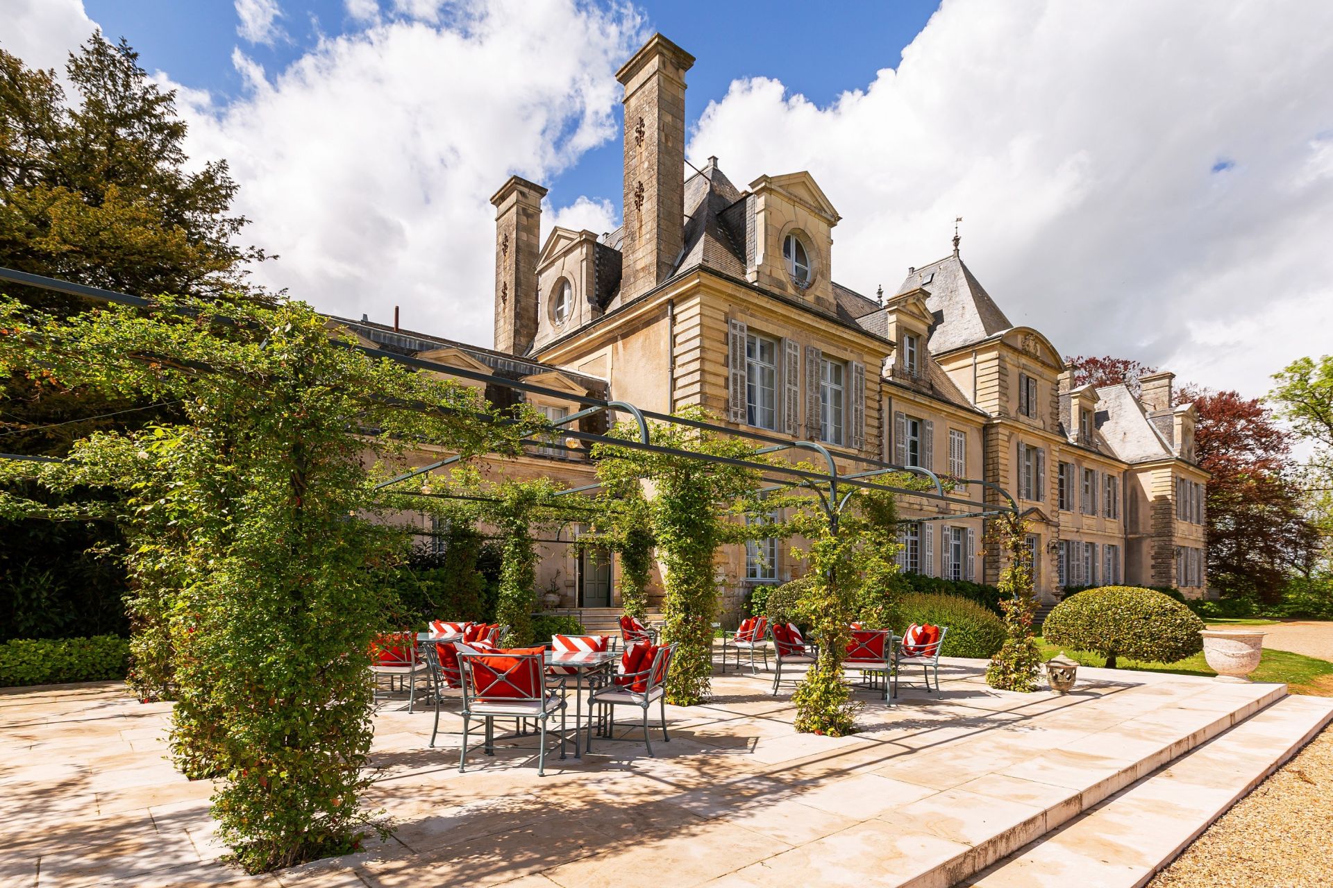 château 80 Pièces en vente sur CURZAY SUR VONNE (86600)