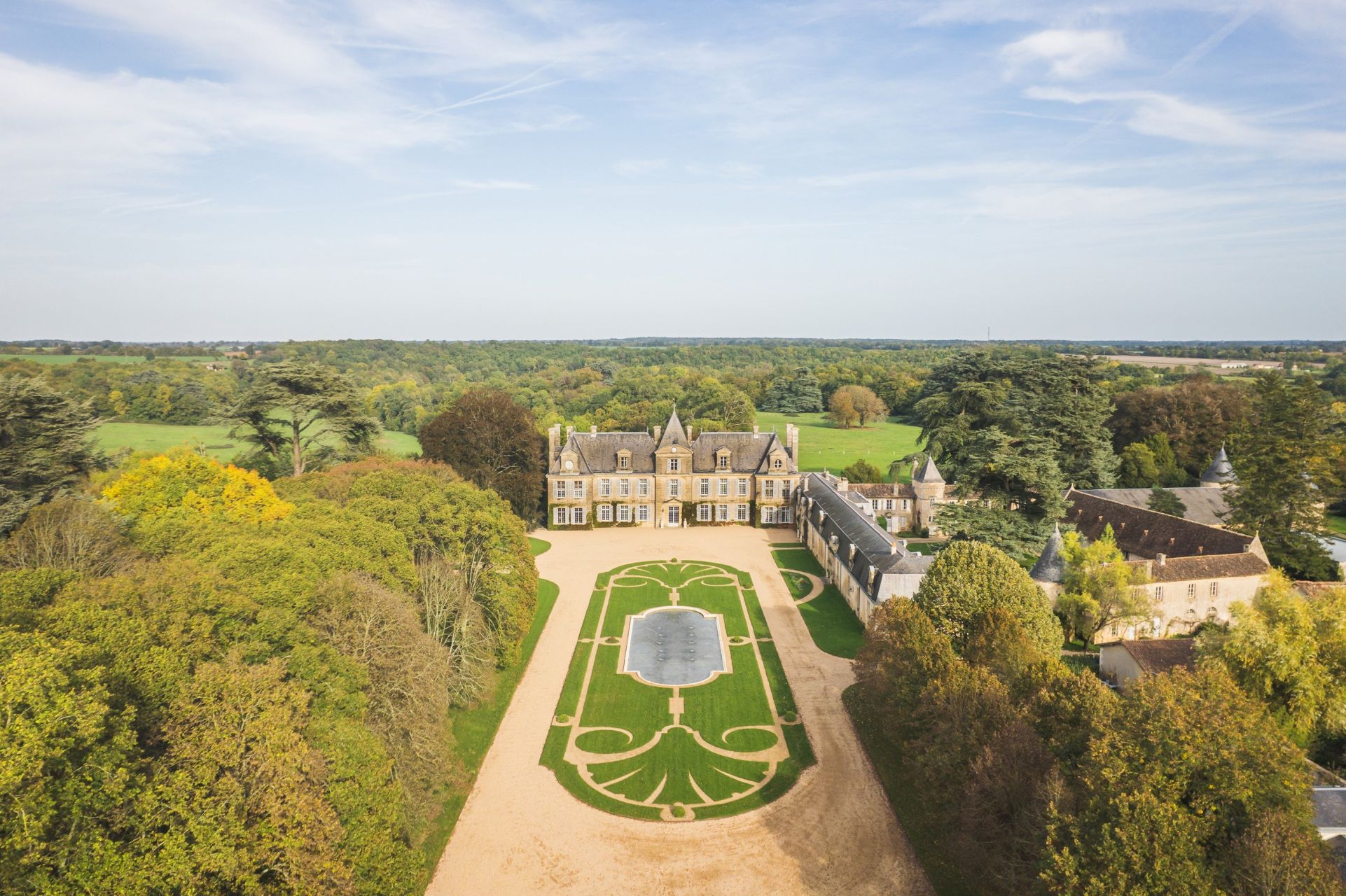 château 80 Pièces en vente sur CURZAY SUR VONNE (86600)