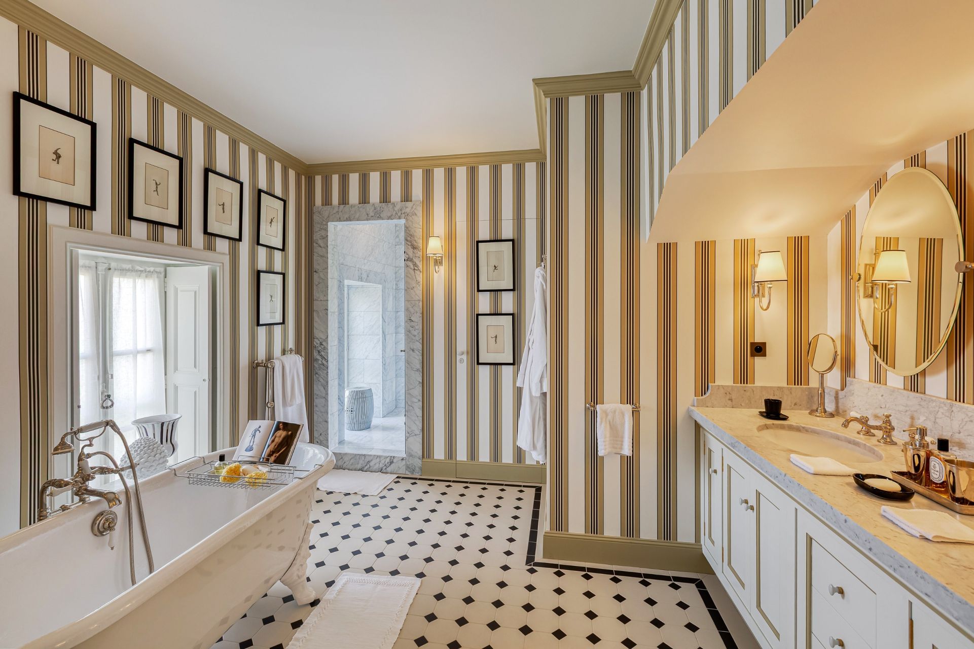 château 80 Pièces en vente sur CURZAY SUR VONNE (86600)