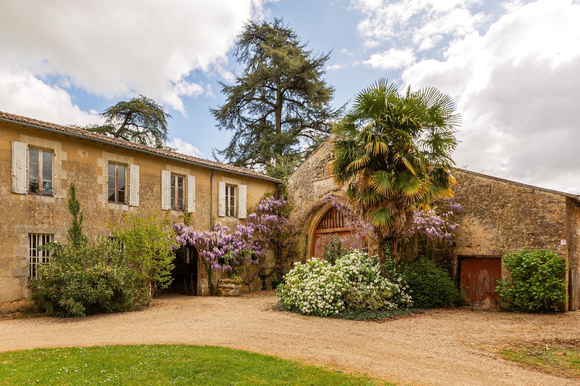 château 80 Pièces en vente sur CURZAY SUR VONNE (86600)