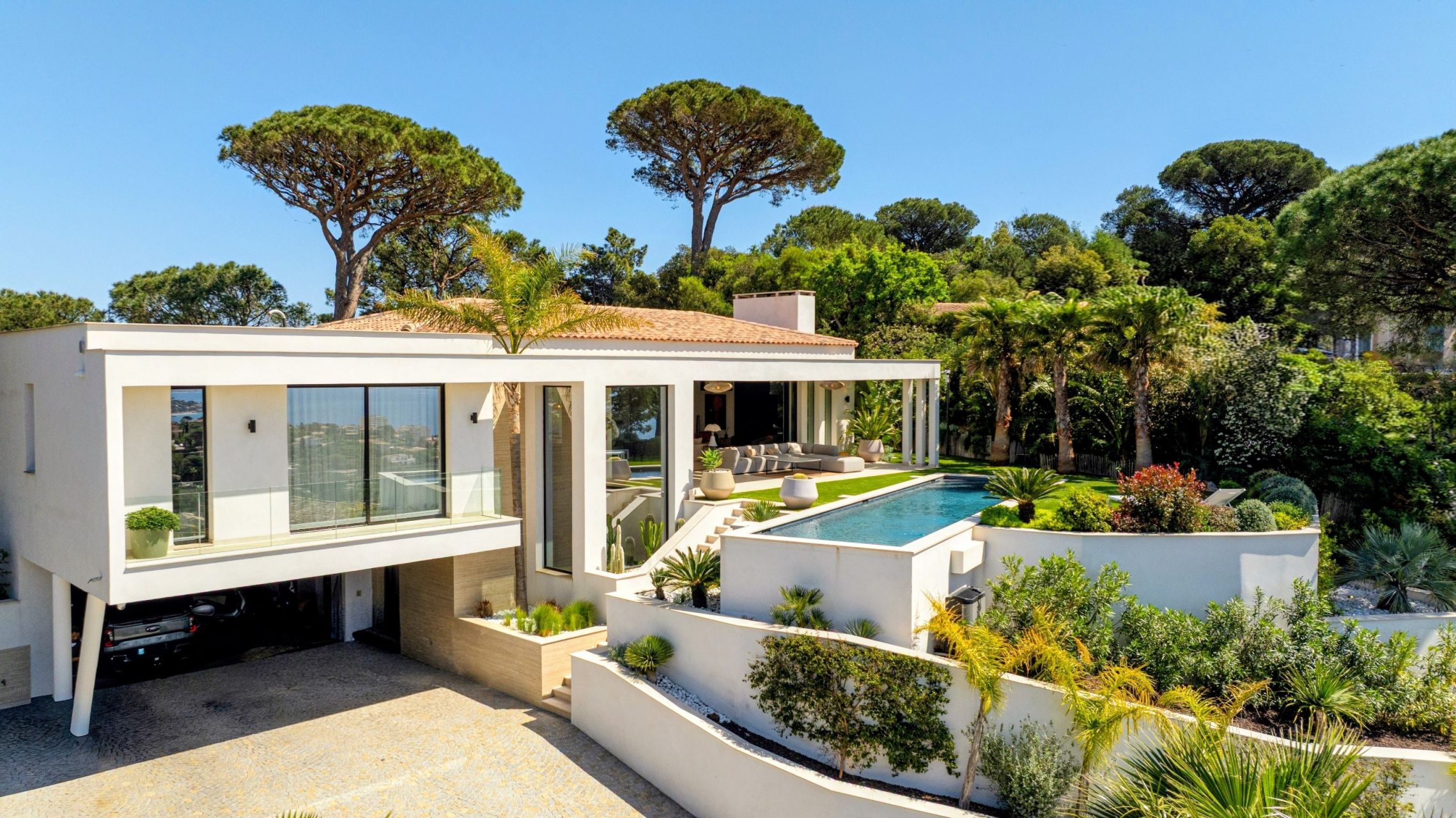 contemporary house 10 Rooms for sale on STE MAXIME (83120)