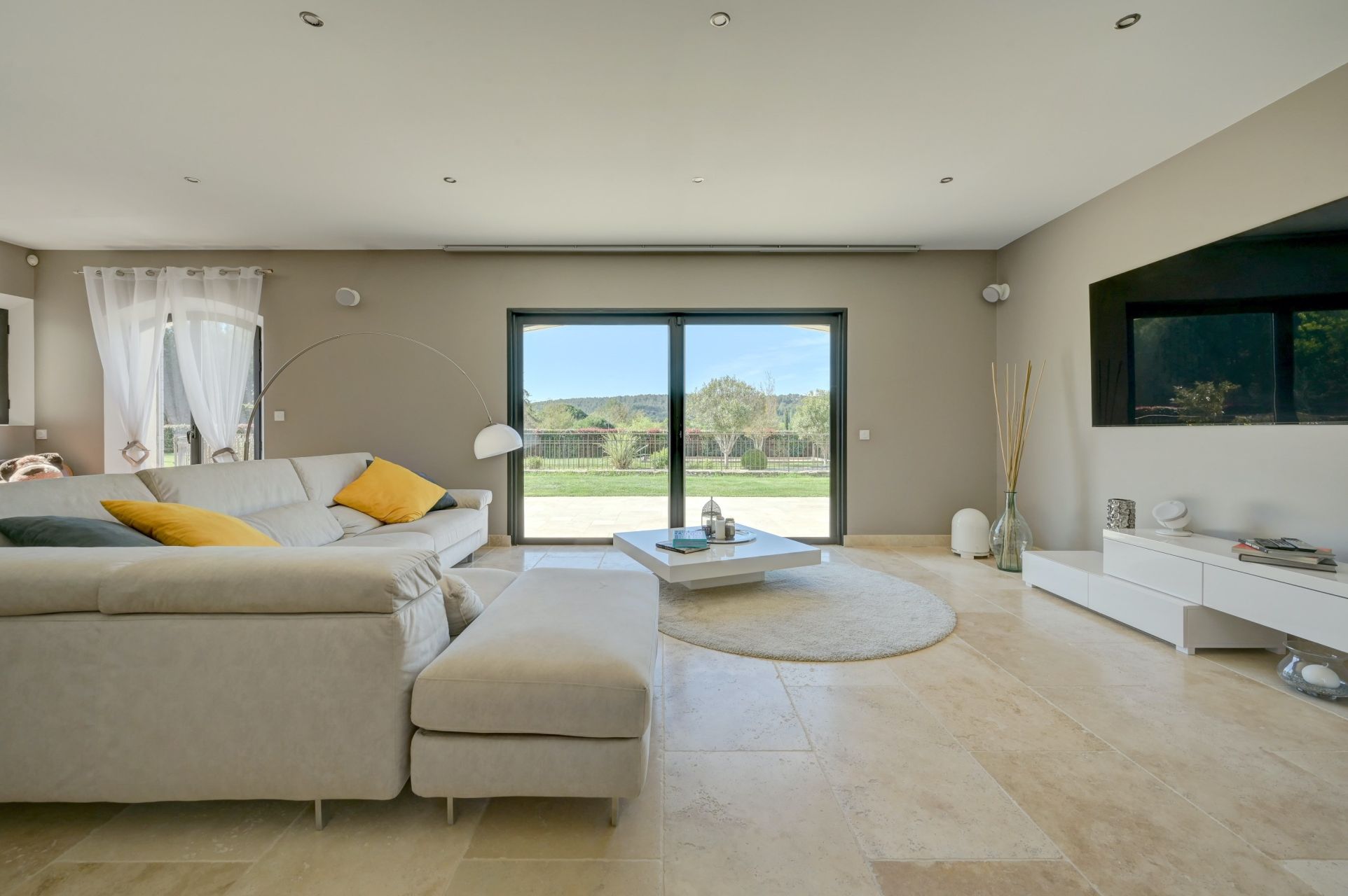 luxury villa 6 Rooms for sale on AIX EN PROVENCE (13100)