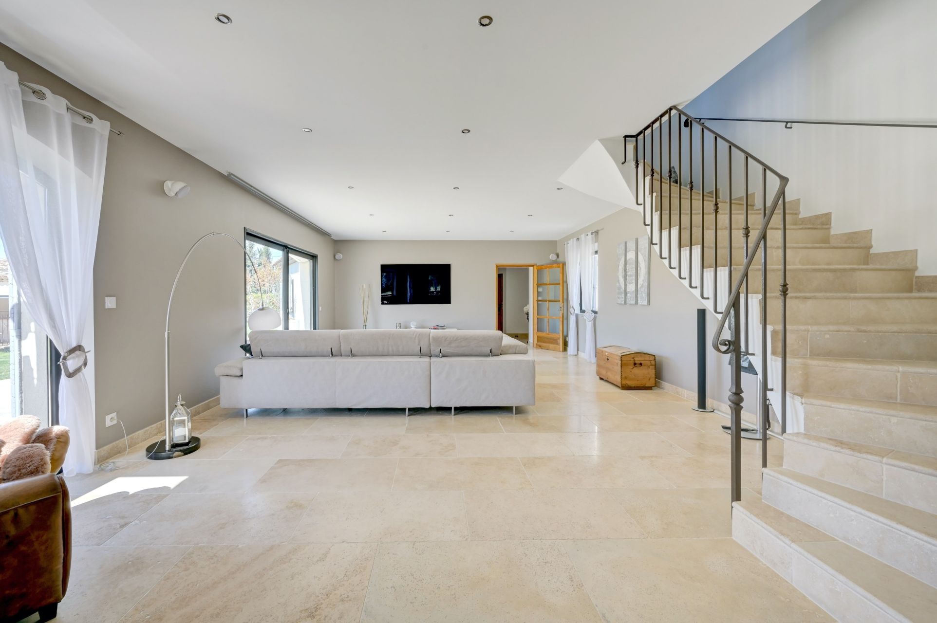luxury villa 6 Rooms for sale on AIX EN PROVENCE (13100)