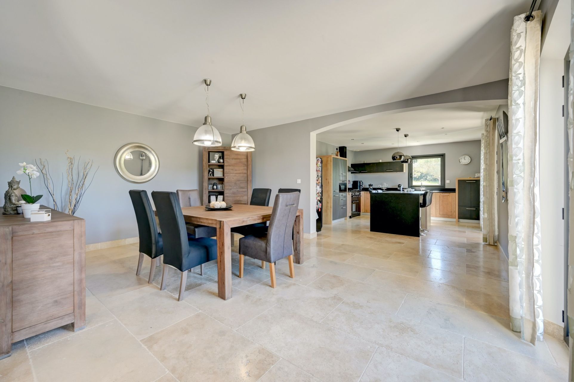 luxury villa 6 Rooms for sale on AIX EN PROVENCE (13100)