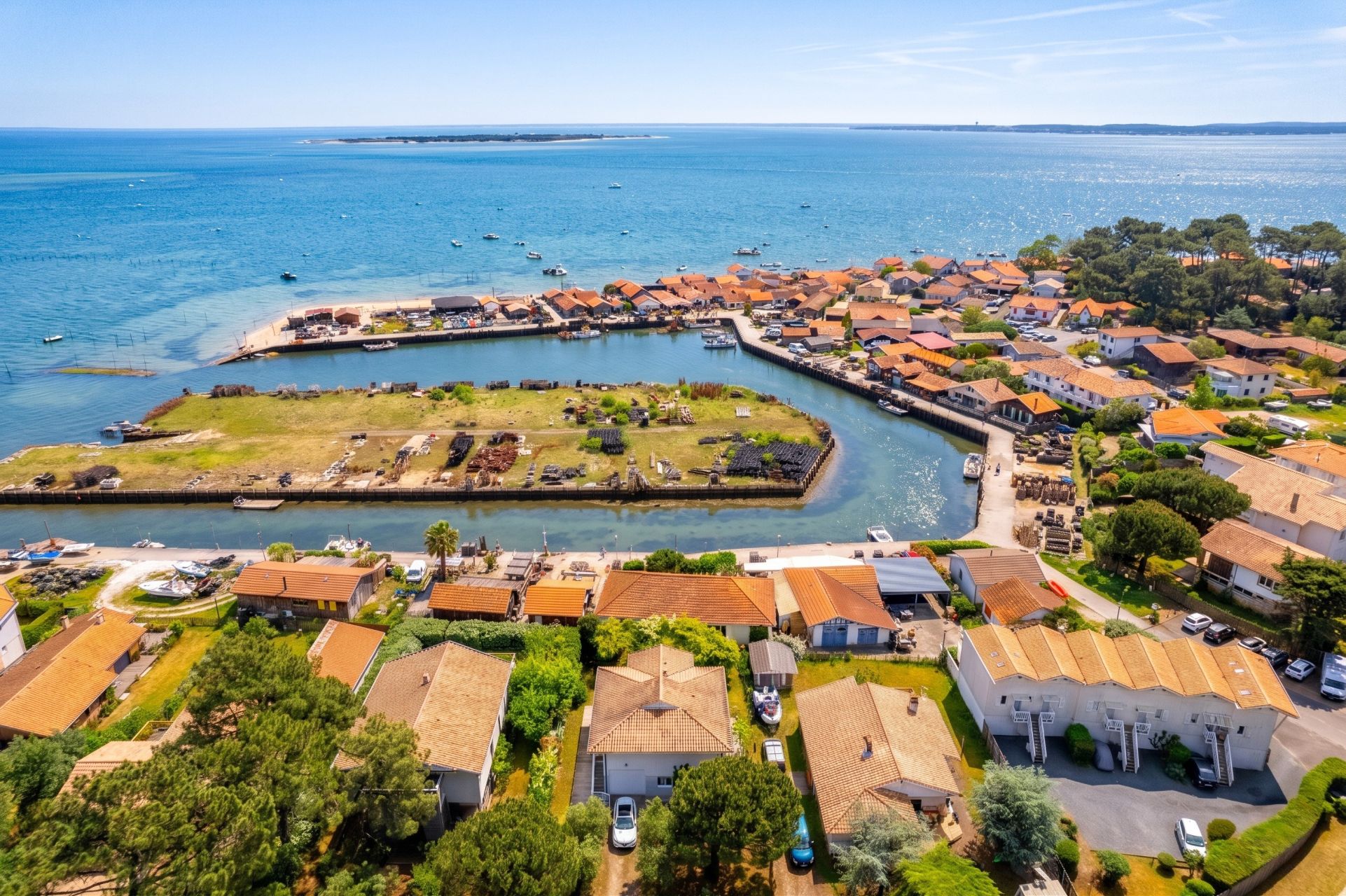 luxury house 6 Rooms for sale on CAP FERRET (33970)