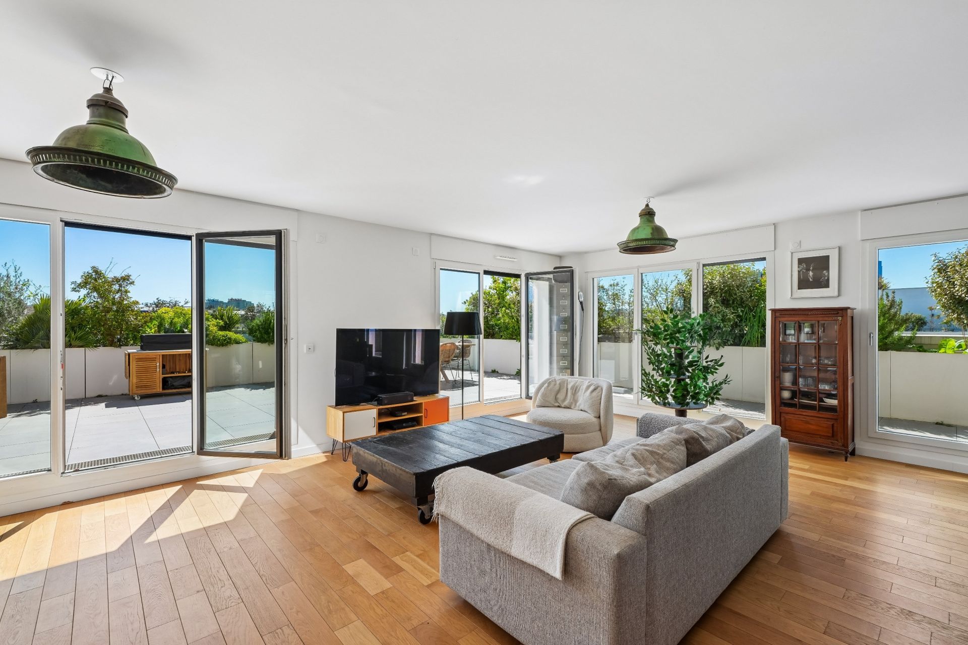 luxury apartment 5 Rooms for sale on ST OUEN (93400)