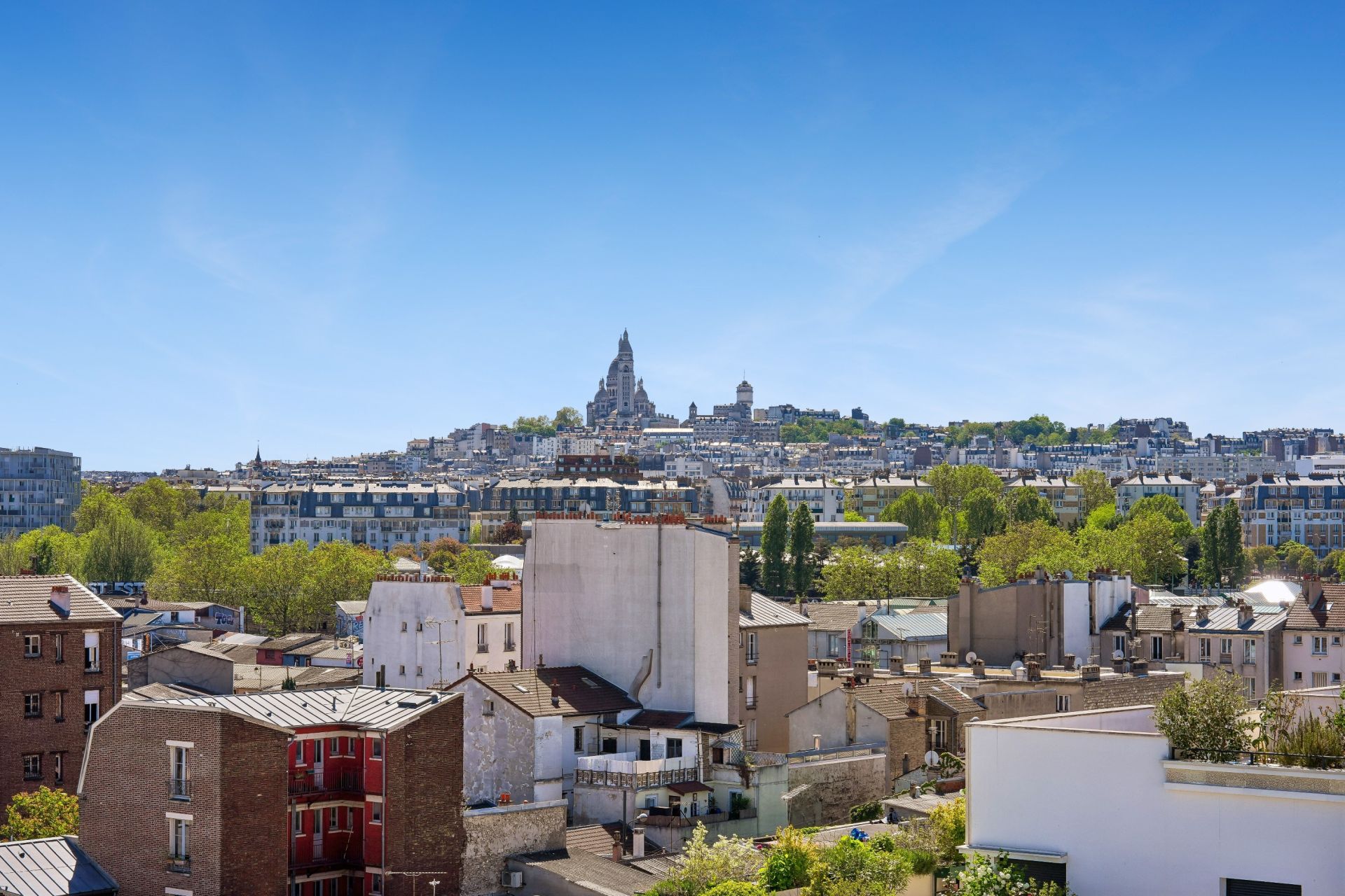 luxury apartment 5 Rooms for sale on ST OUEN (93400)