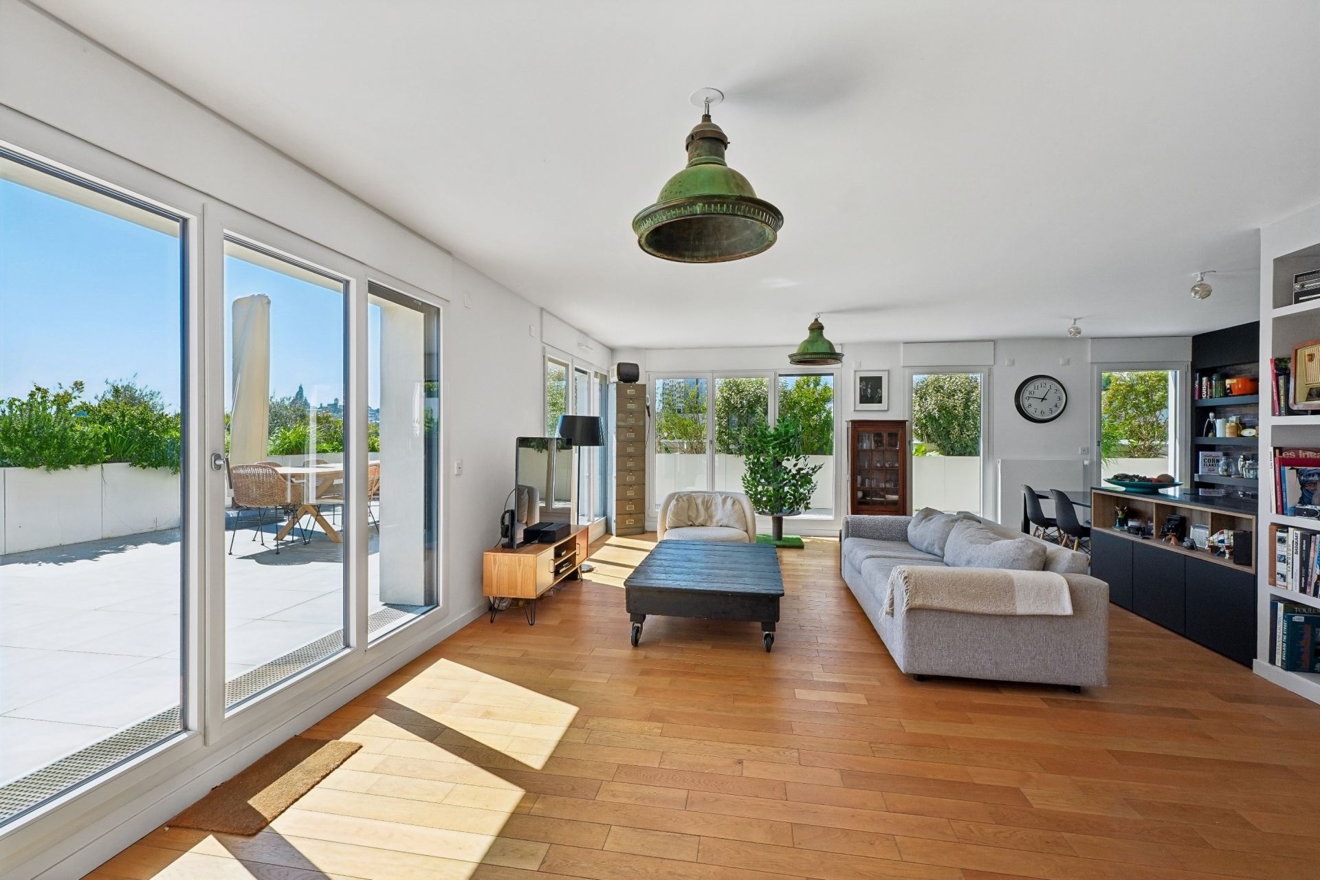 luxury apartment 5 Rooms for sale on ST OUEN (93400)