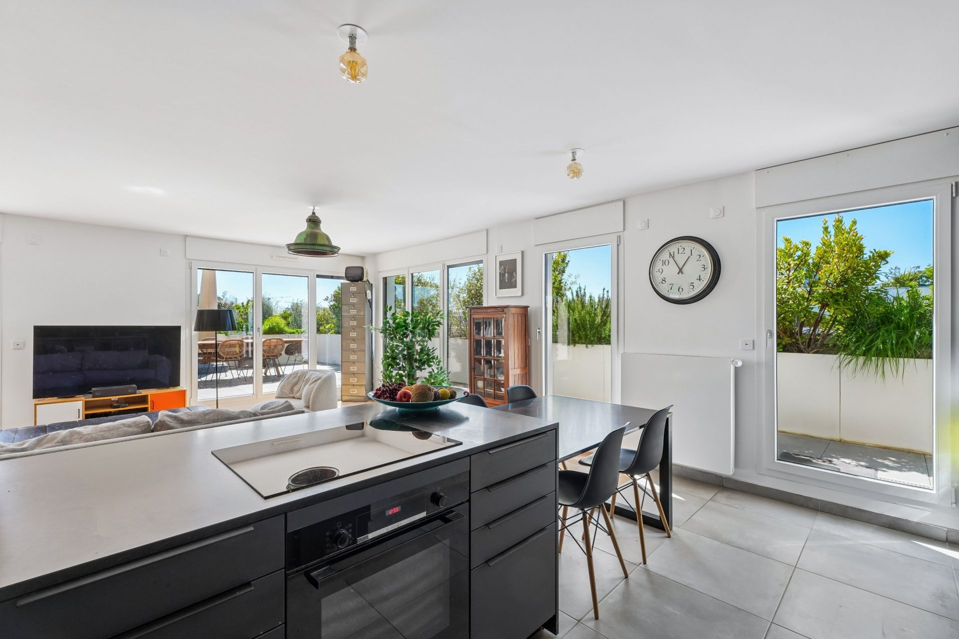 luxury apartment 5 Rooms for sale on ST OUEN (93400)