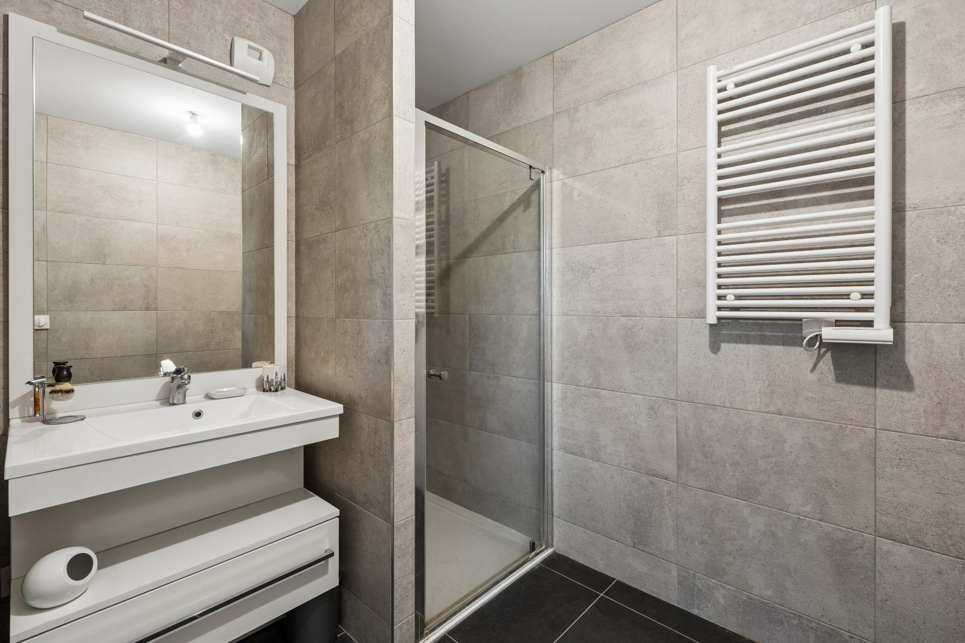 luxury apartment 5 Rooms for sale on ST OUEN (93400)