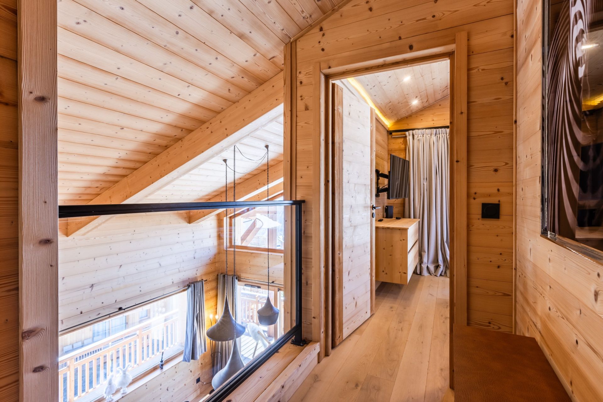 luxury chalet 9 Rooms for sale on L ALPE D HUEZ (38750)
