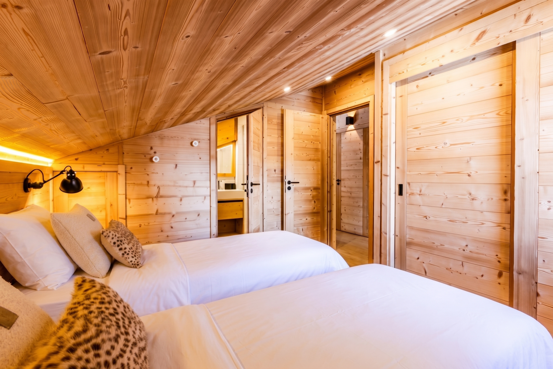 luxury chalet 9 Rooms for sale on L ALPE D HUEZ (38750)