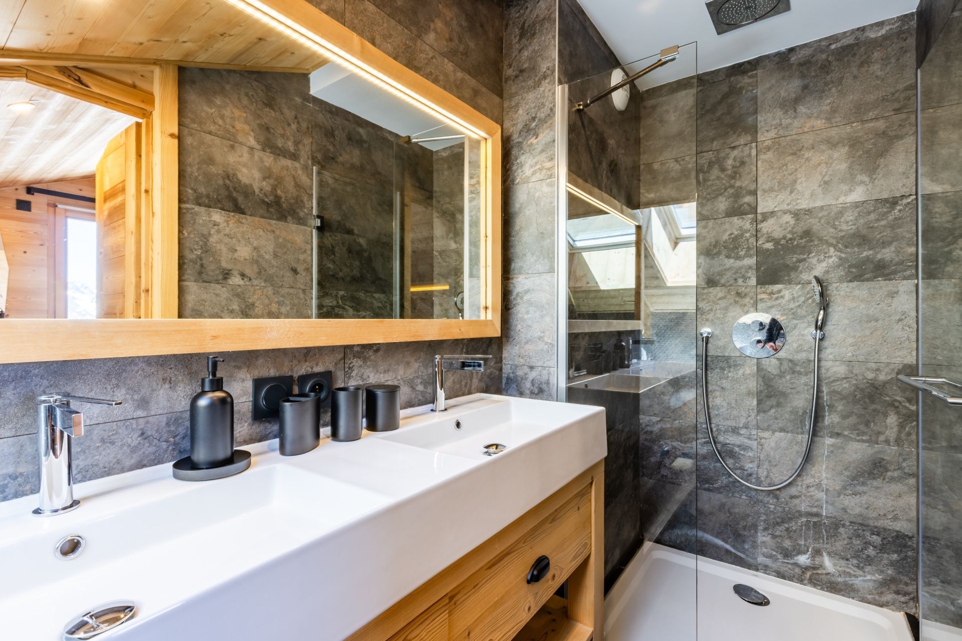 luxury chalet 9 Rooms for sale on L ALPE D HUEZ (38750)