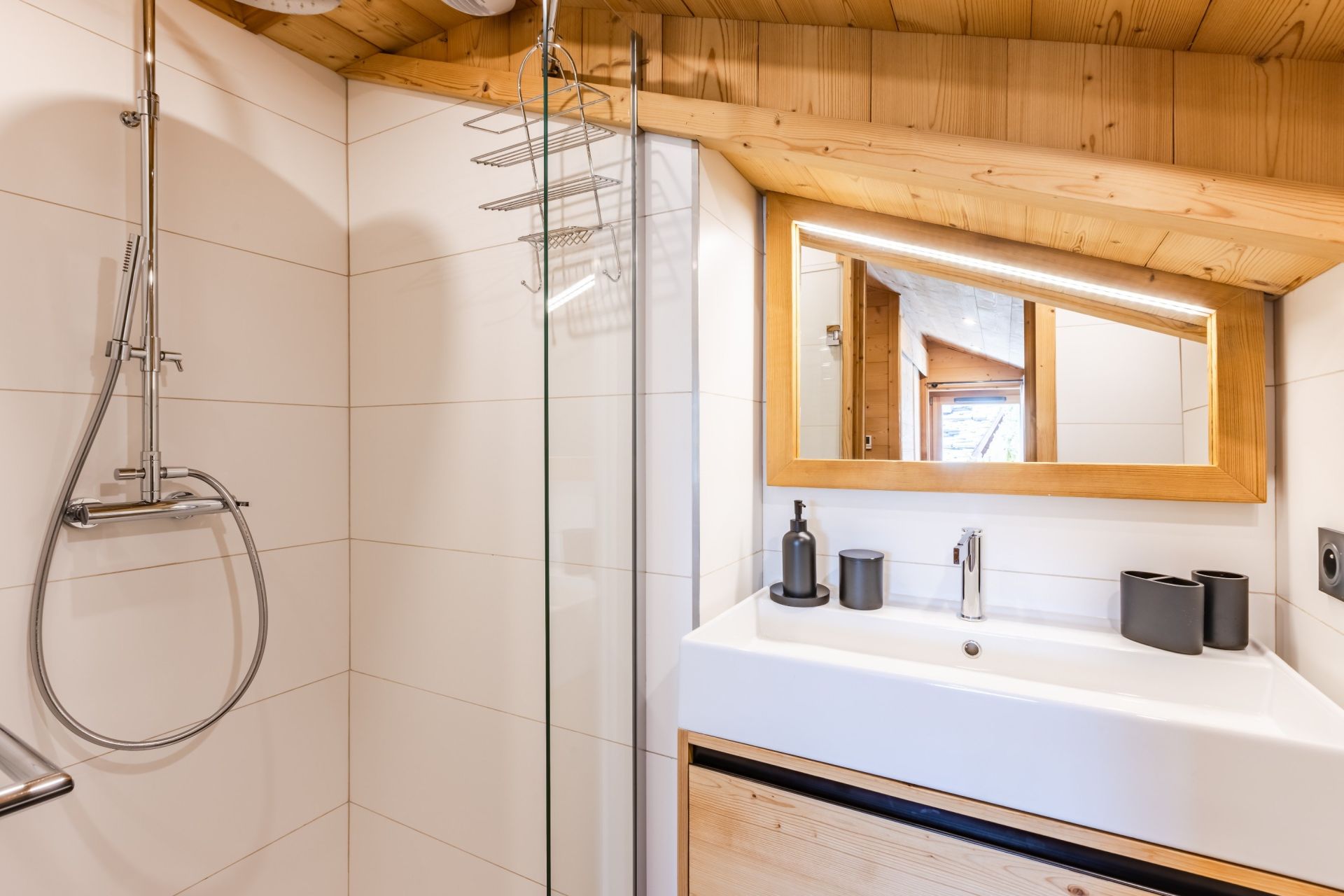 luxury chalet 9 Rooms for sale on L ALPE D HUEZ (38750)
