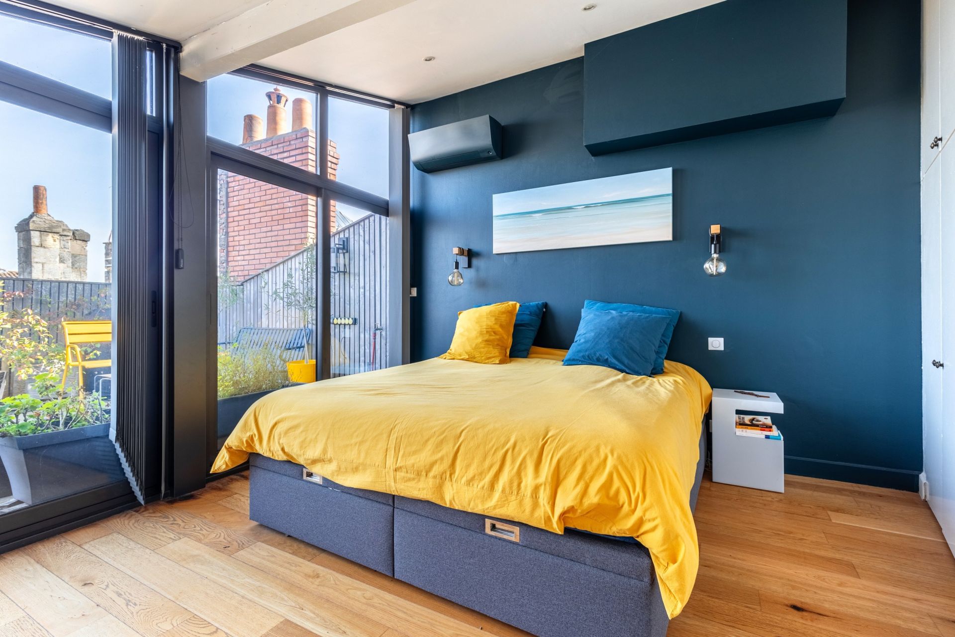 luxury apartment 5 Rooms for sale on BORDEAUX (33000)