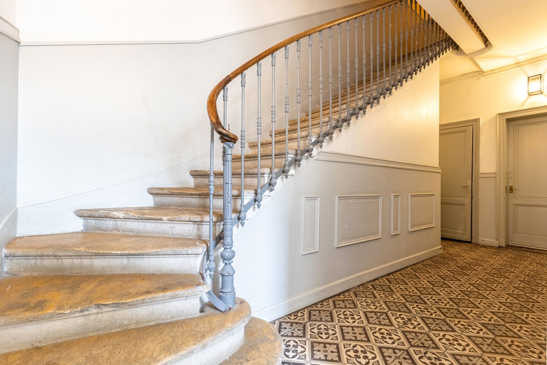 luxury apartment 5 Rooms for sale on BORDEAUX (33000)