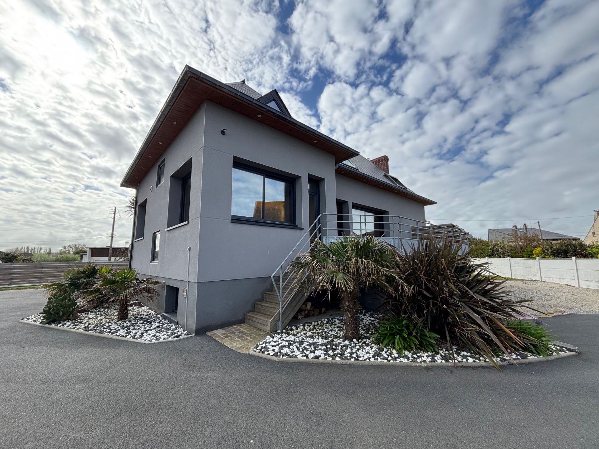 luxury house 8 Rooms for sale on ASNELLES (14960)