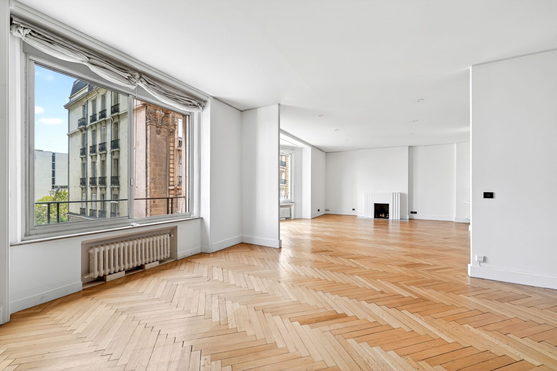 luxury apartment 6 Rooms for sale on MARSEILLE (13008)