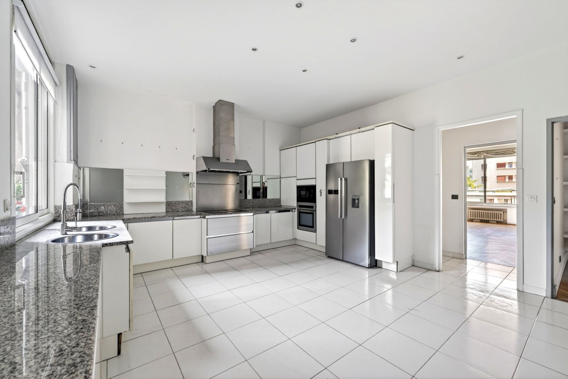 luxury apartment 6 Rooms for sale on MARSEILLE (13008)