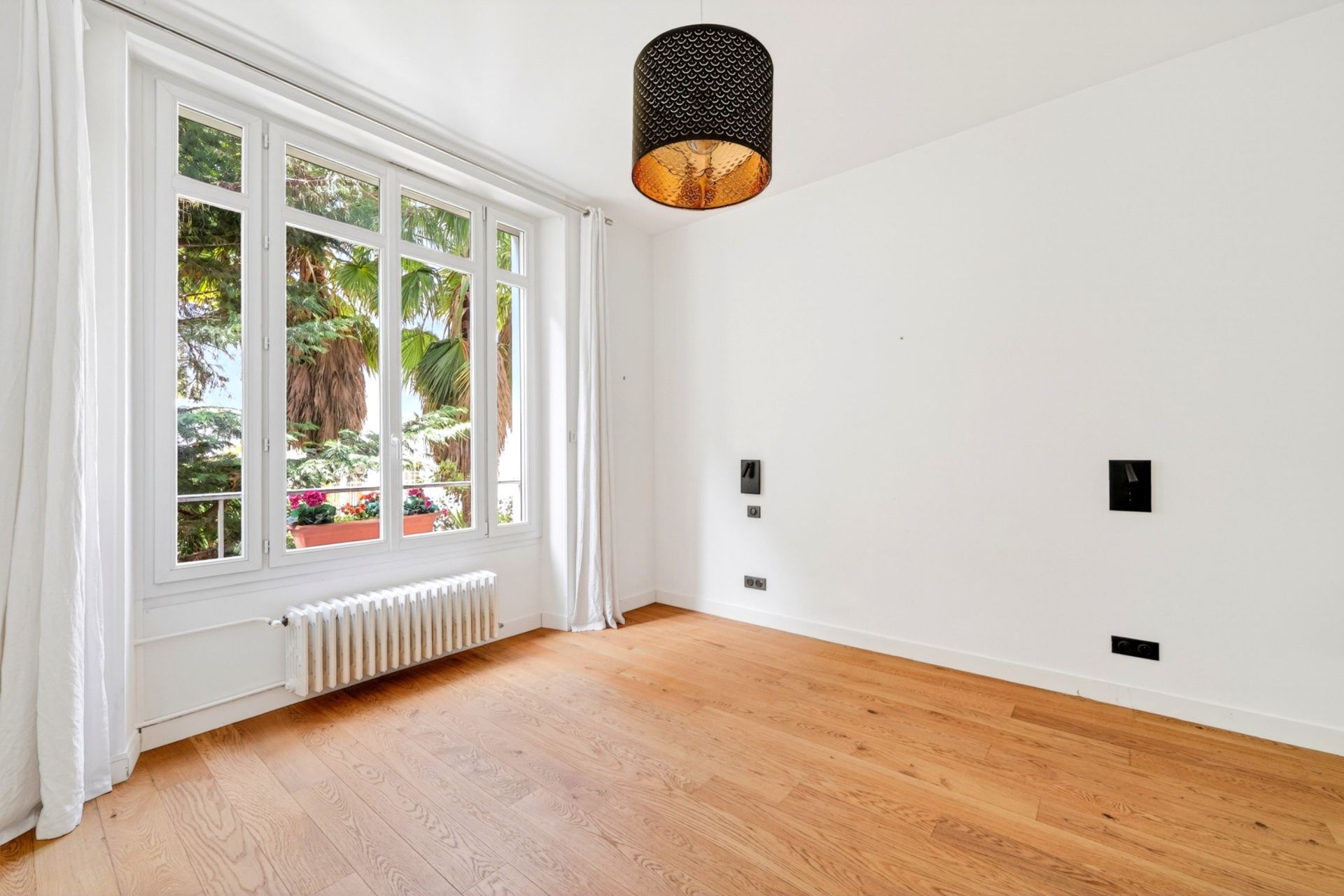 luxury apartment 6 Rooms for sale on MARSEILLE (13008)