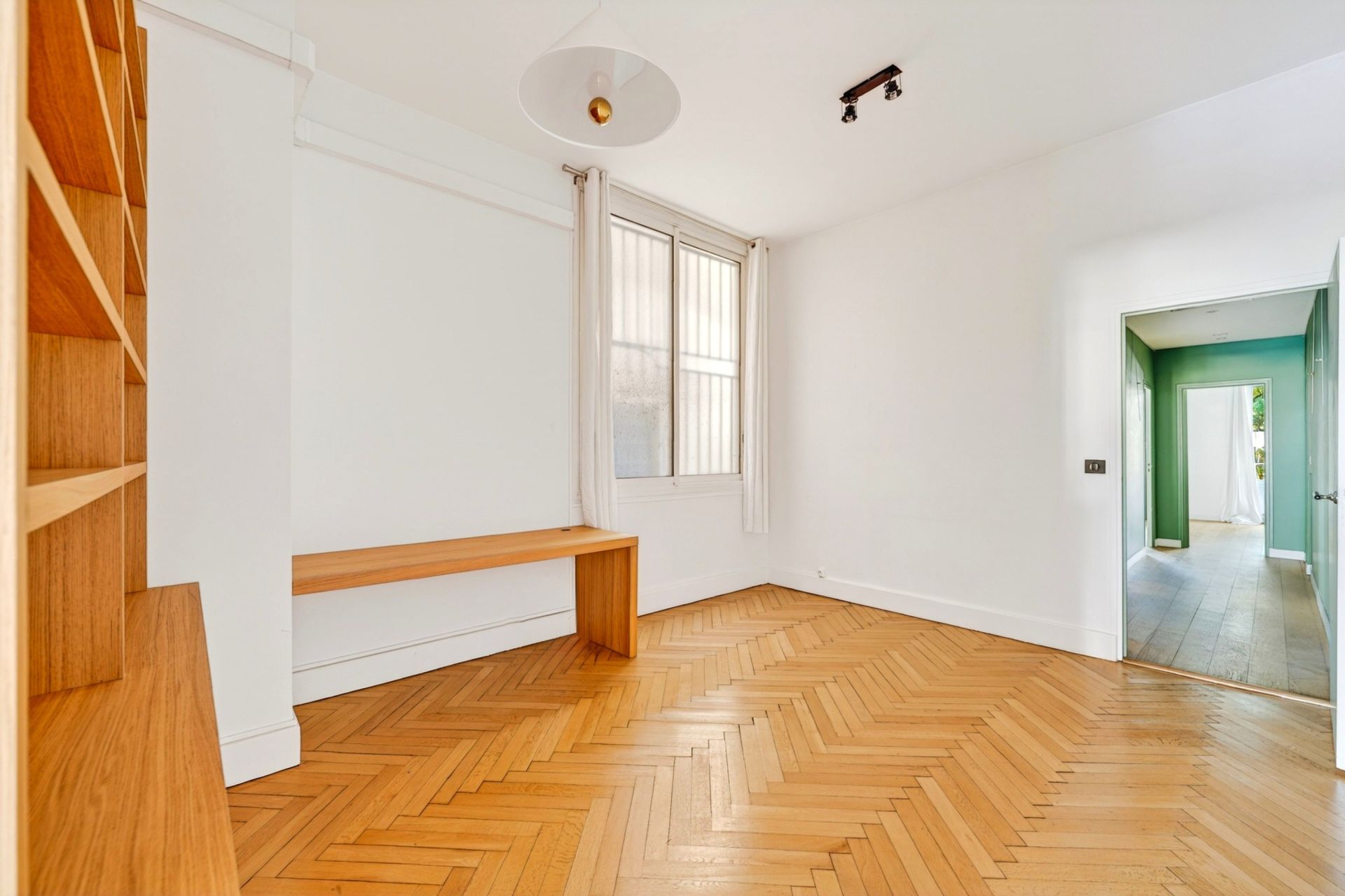 luxury apartment 6 Rooms for sale on MARSEILLE (13008)