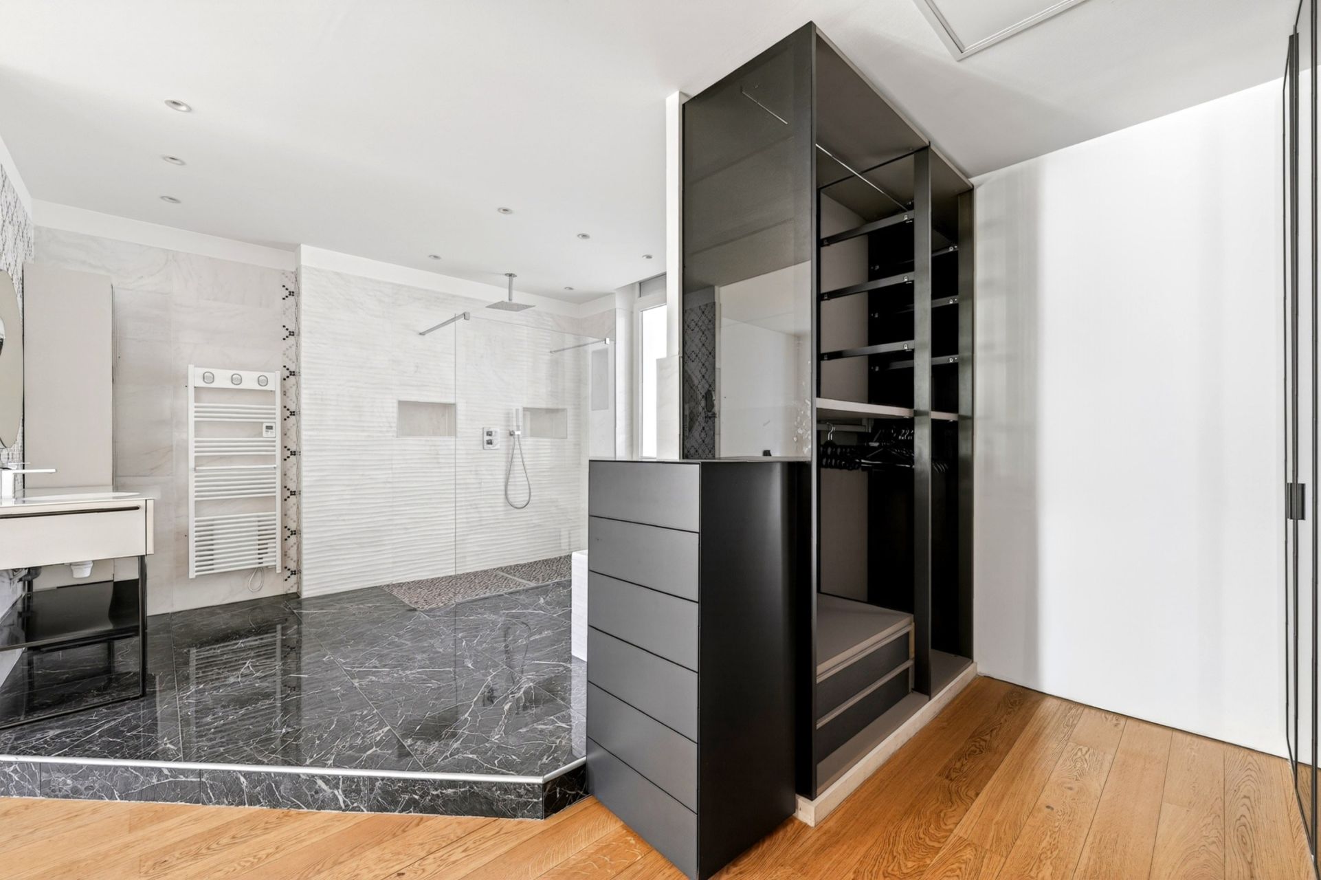 luxury apartment 6 Rooms for sale on MARSEILLE (13008)