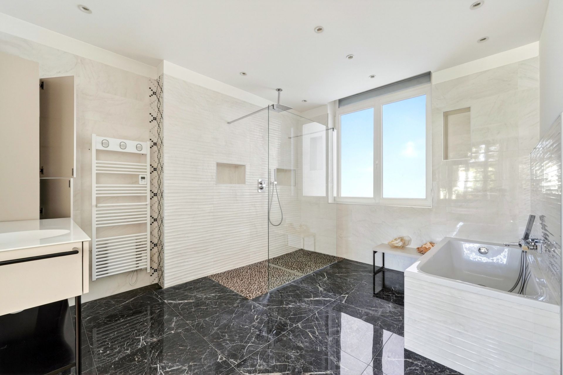 luxury apartment 6 Rooms for sale on MARSEILLE (13008)