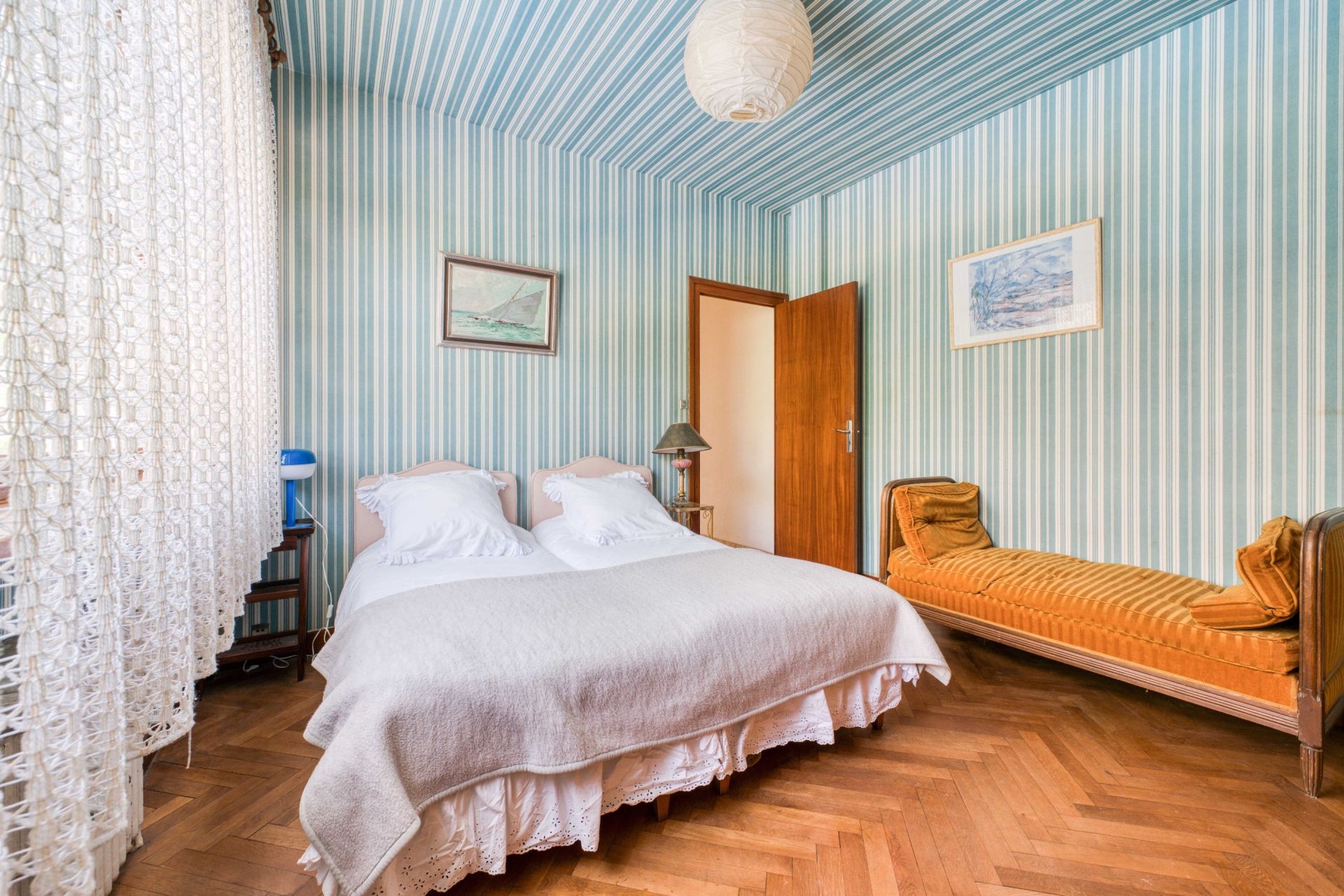 luxury house 8 Rooms for sale on ROYAN (17200)