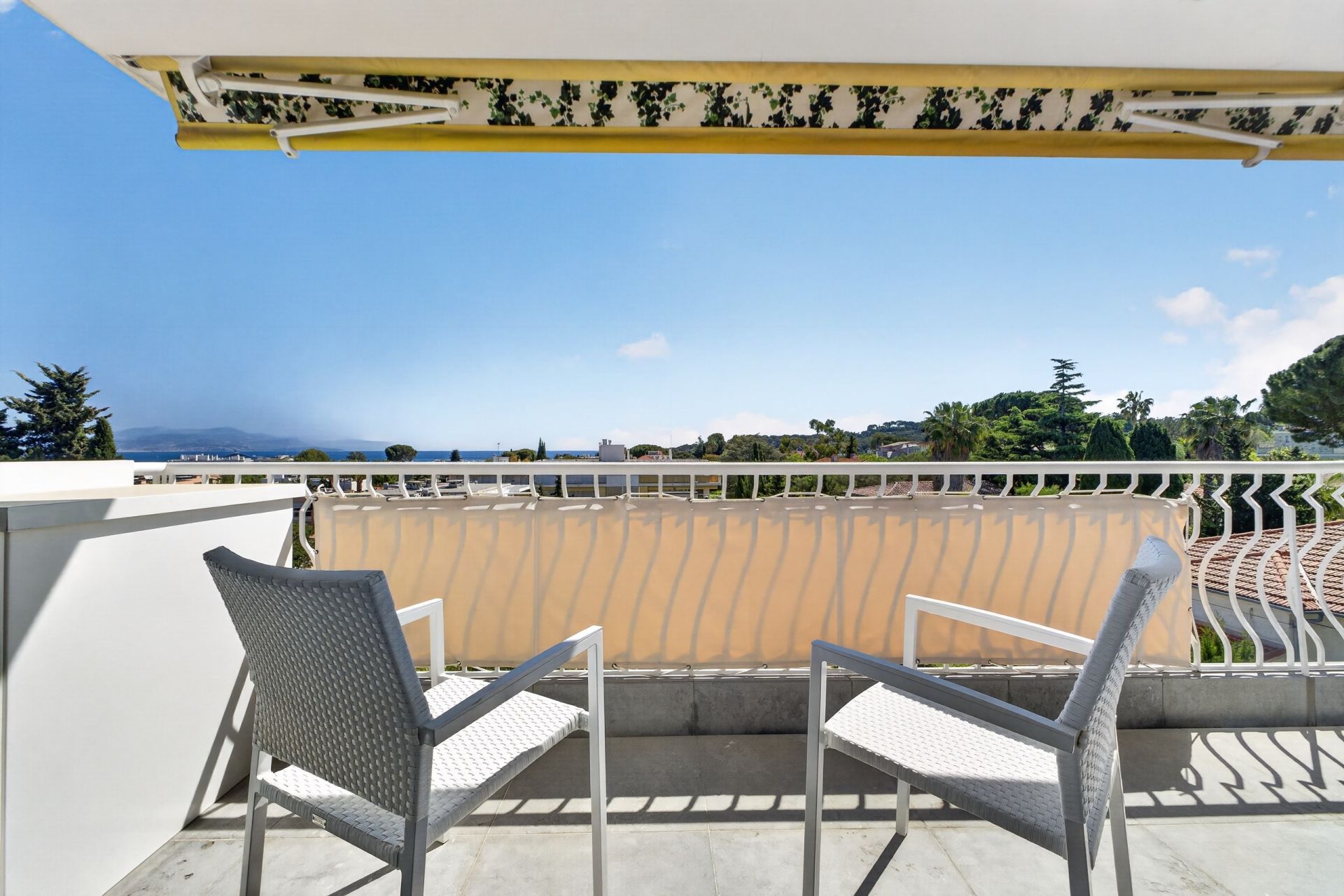 luxury apartment 4 Rooms for sale on ANTIBES (06600)
