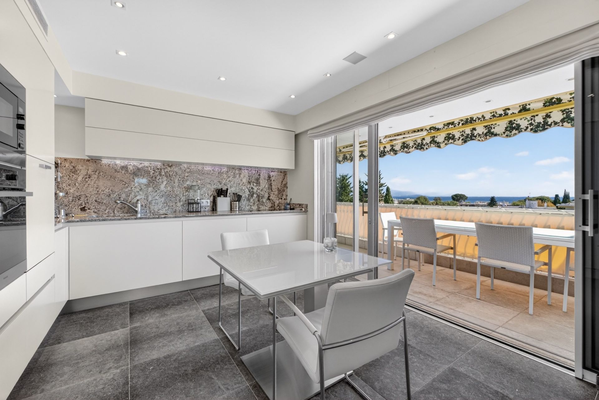luxury apartment 4 Rooms for sale on ANTIBES (06600)