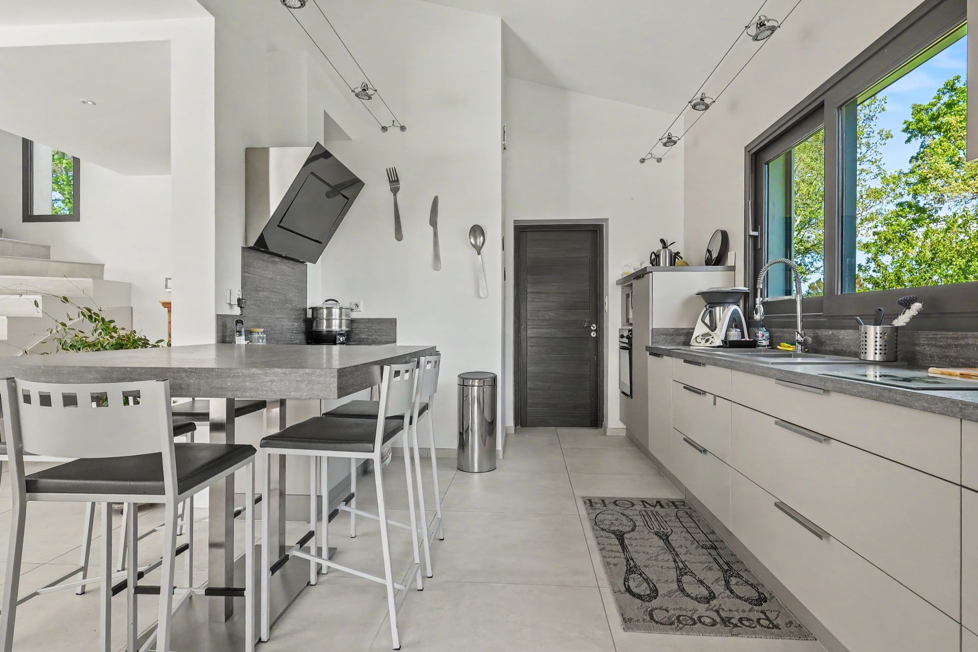 luxury house 5 Rooms for sale on PEYNIER (13790)