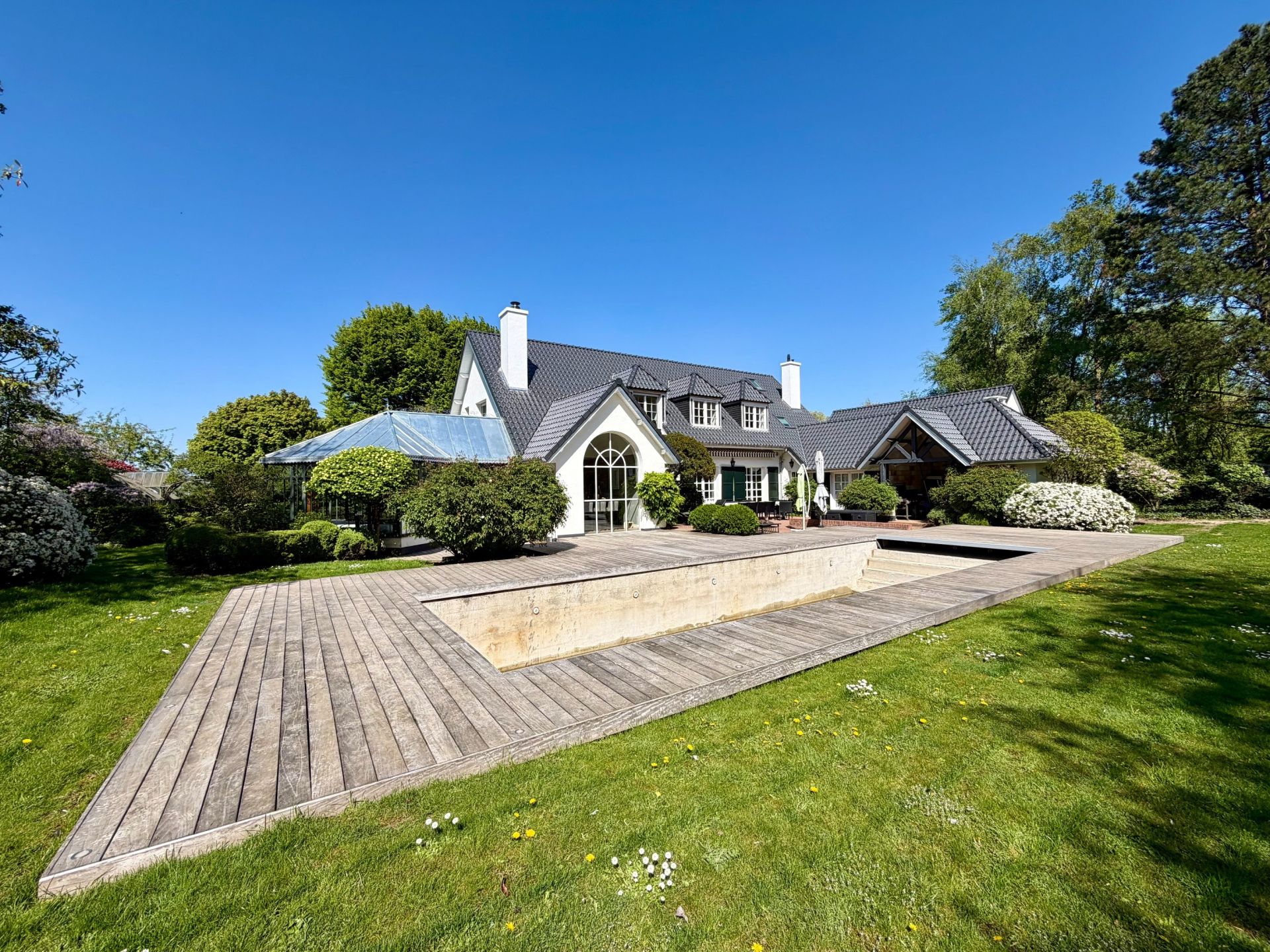 luxury house 15 Rooms for sale on MERIGNIES (59710)