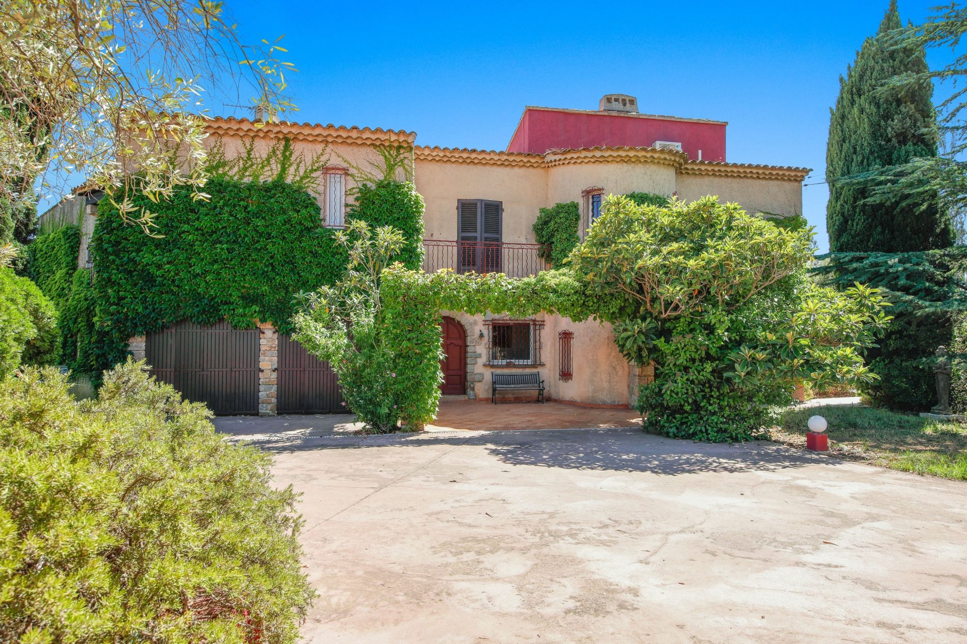 luxury house 13 Rooms for sale on LA LONDE LES MAURES (83250)