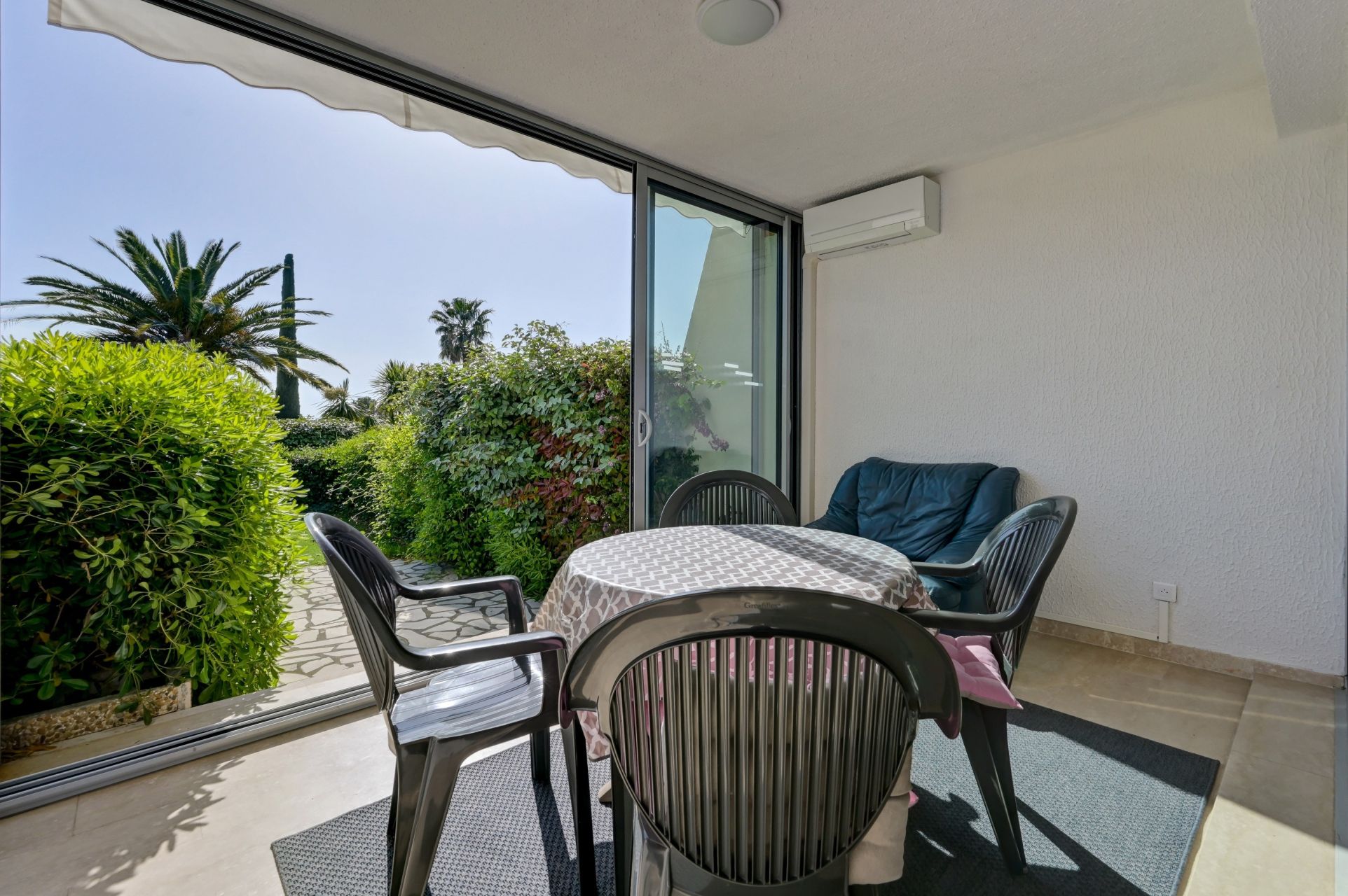luxury apartment 2 Rooms for sale on CASSIS (13260)