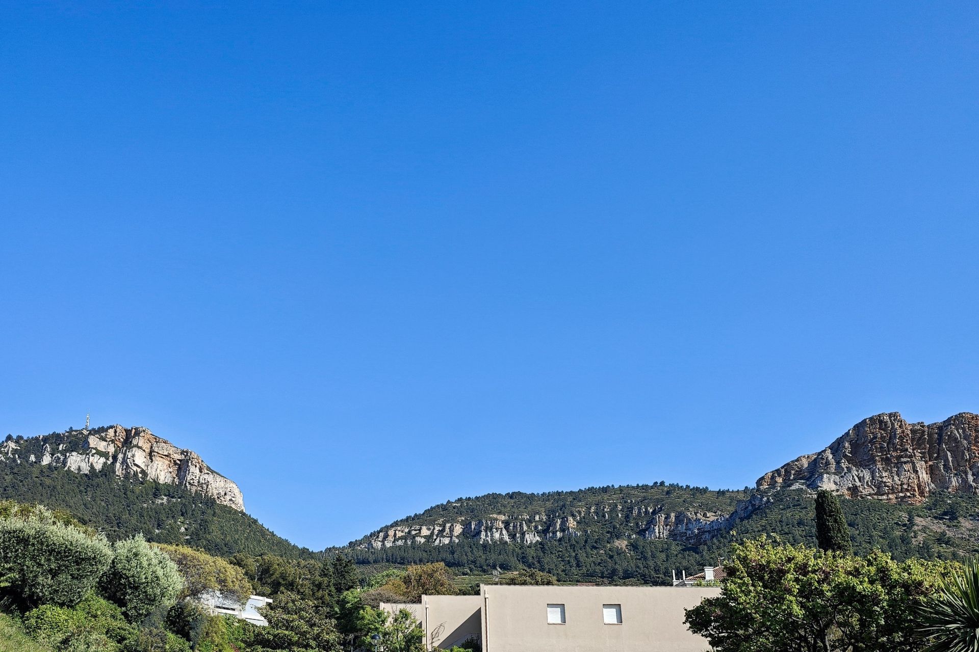 luxury apartment 2 Rooms for sale on CASSIS (13260)