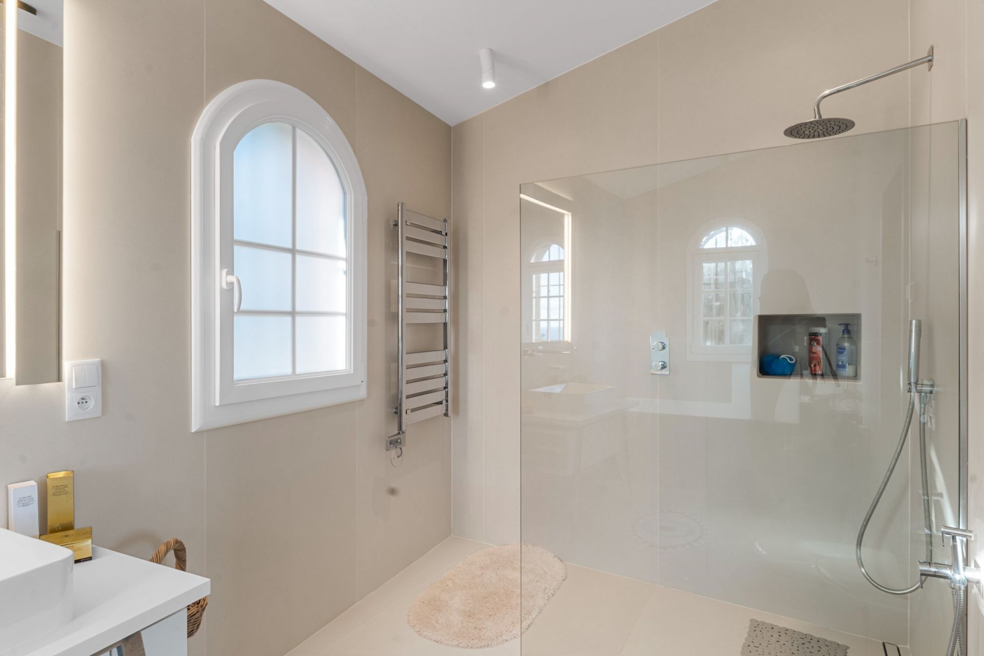 luxury villa 6 Rooms for sale on THEOULE SUR MER (06590)