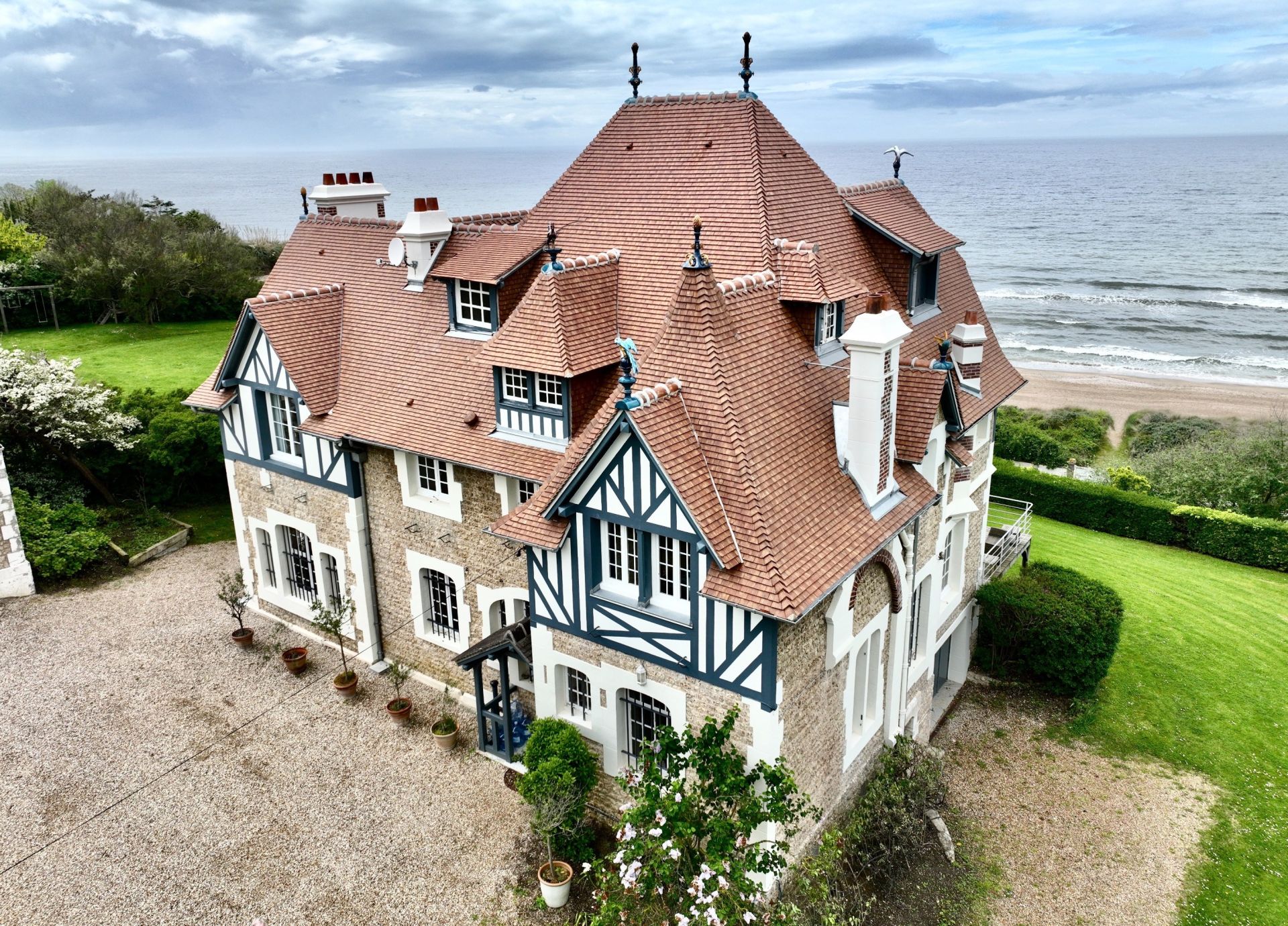 luxury house 11 Rooms for seasonal rent on BENERVILLE SUR MER (14910)