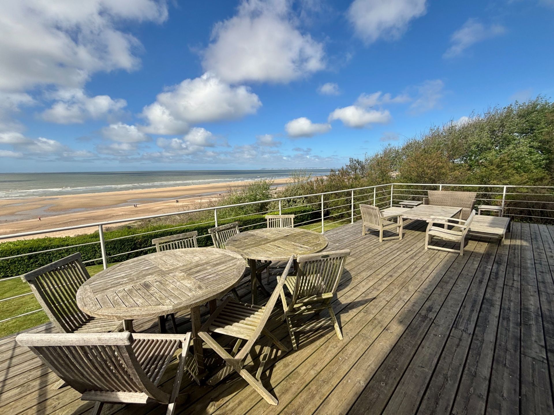 luxury house 11 Rooms for seasonal rent on BENERVILLE SUR MER (14910)