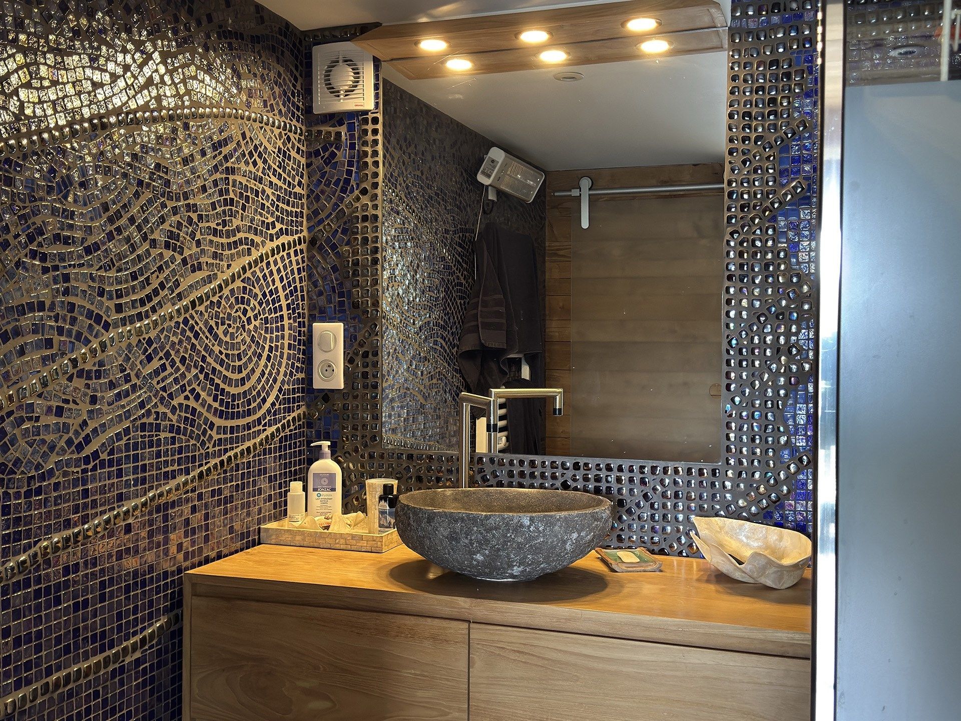 luxury house 8 Rooms for sale on LOGONNA DAOULAS (29460)