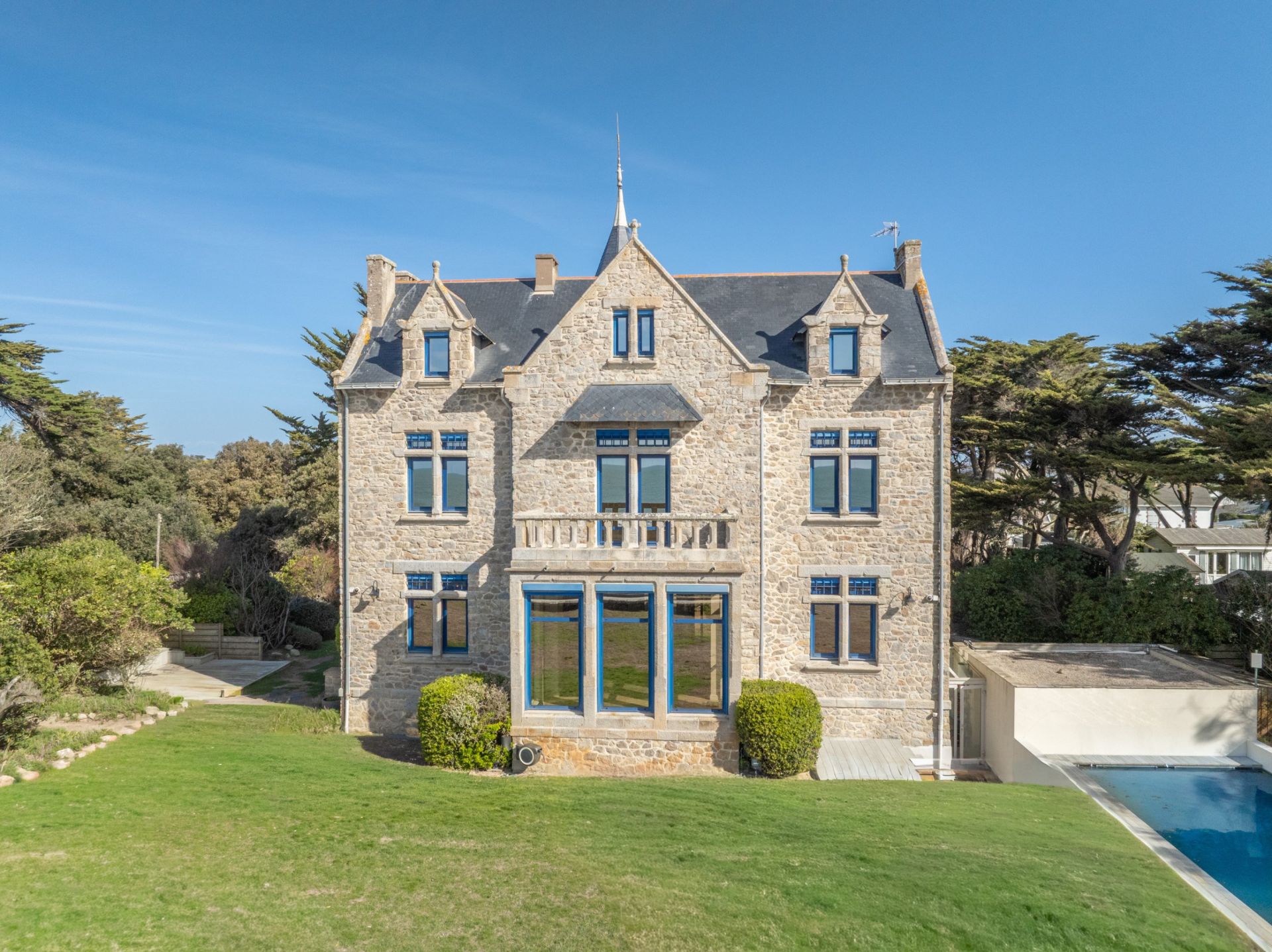 luxury property 9 Rooms for sale on BATZ SUR MER (44740)