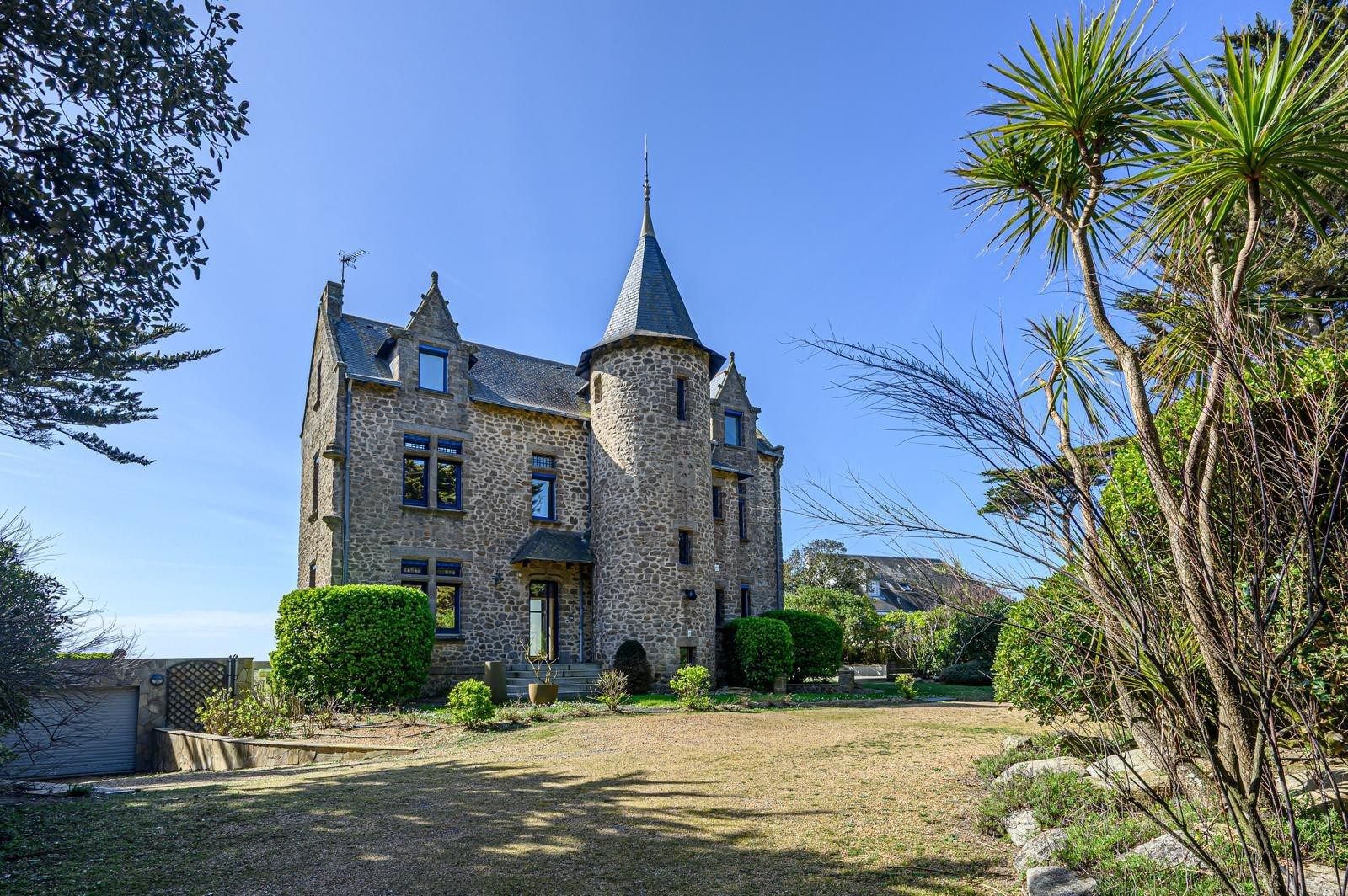 luxury property 9 Rooms for sale on BATZ SUR MER (44740)