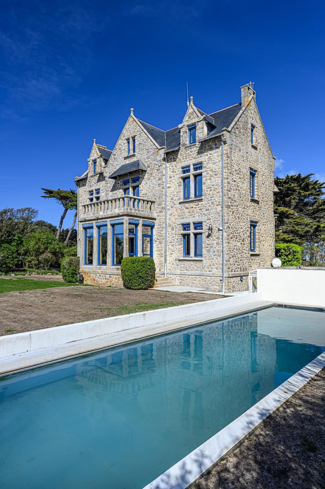 luxury property 9 Rooms for sale on BATZ SUR MER (44740)