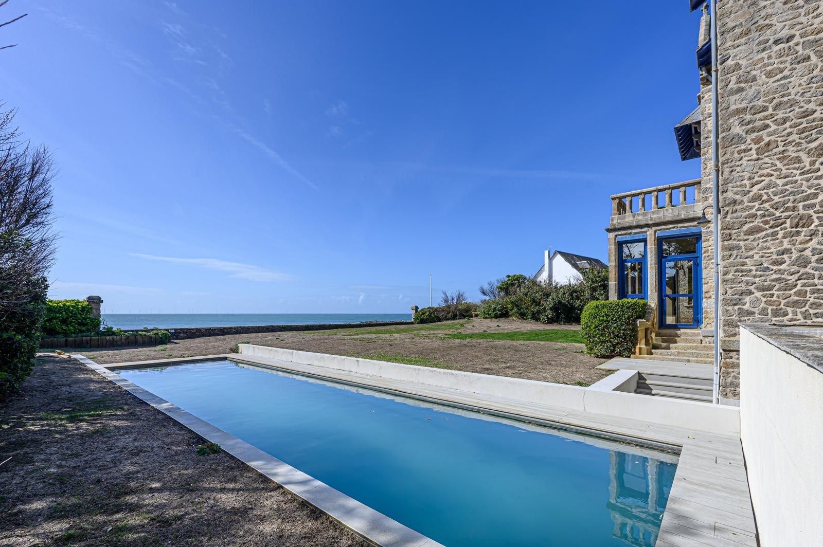 luxury property 9 Rooms for sale on BATZ SUR MER (44740)