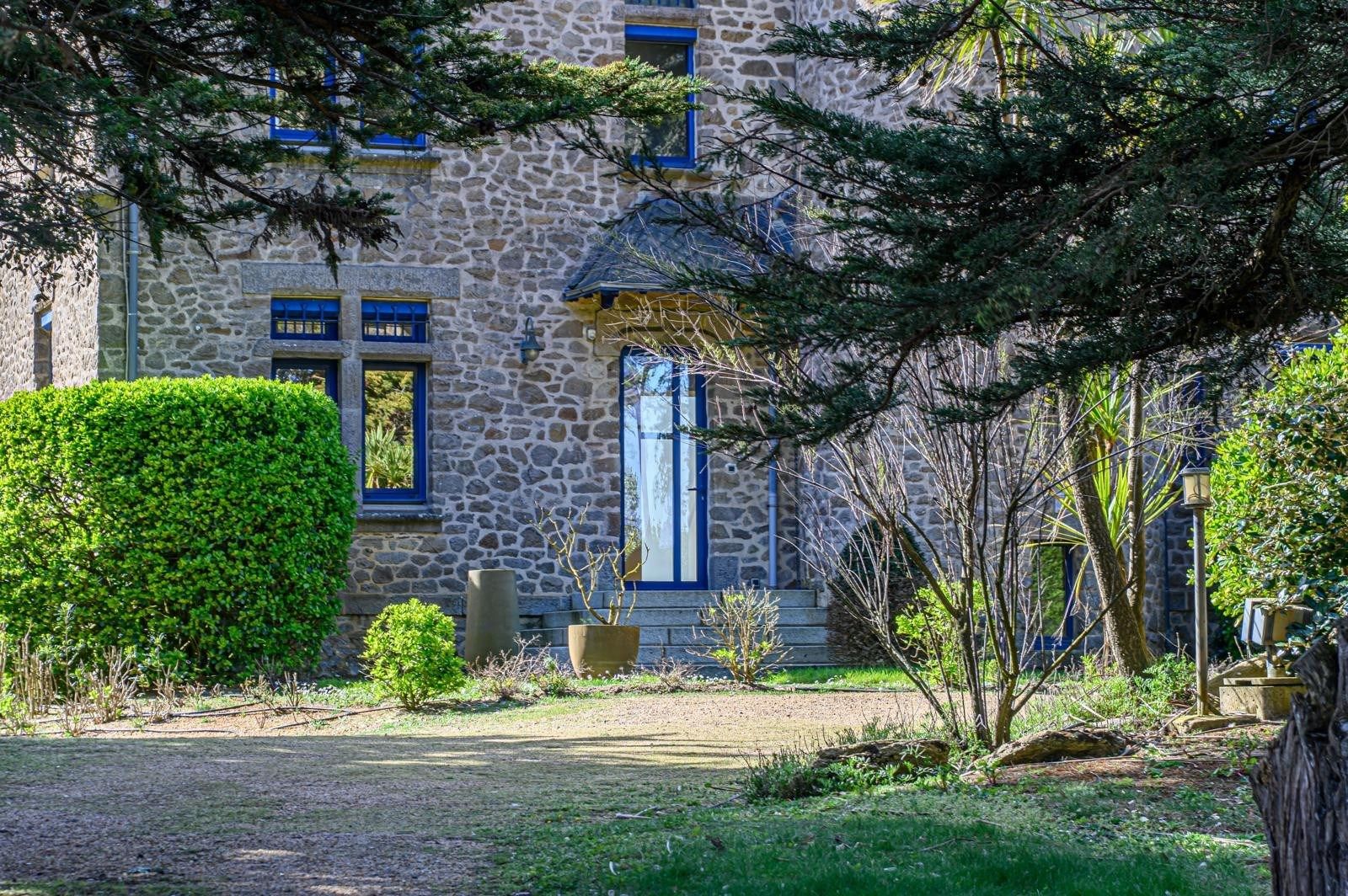 luxury property 9 Rooms for sale on BATZ SUR MER (44740)