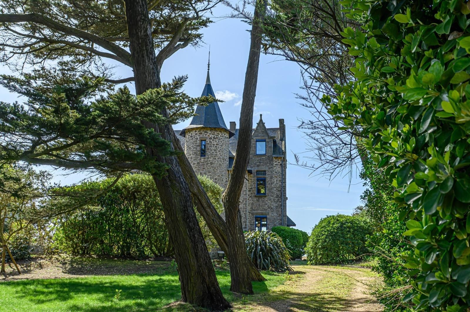 luxury property 9 Rooms for sale on BATZ SUR MER (44740)