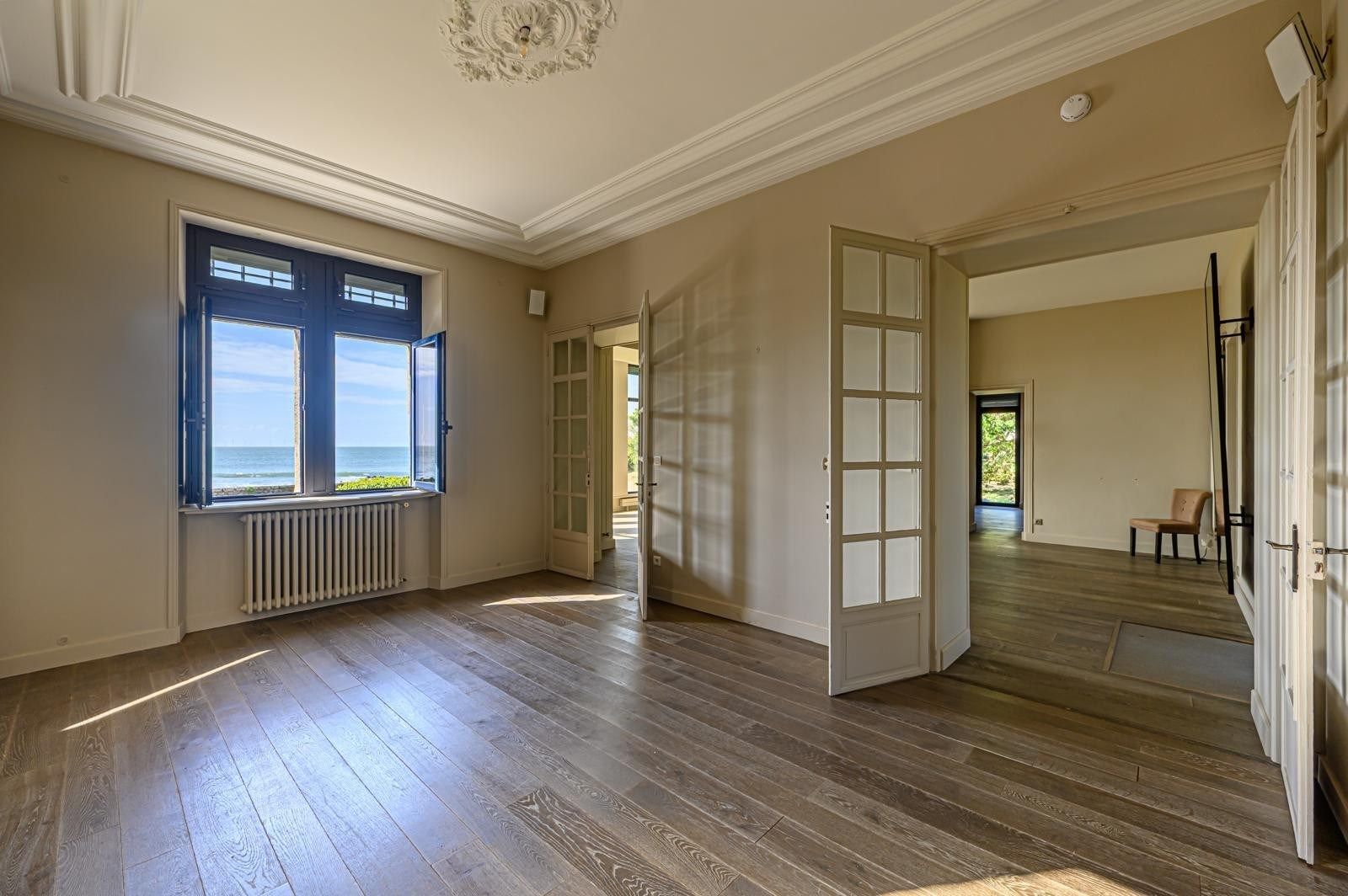 luxury property 9 Rooms for sale on BATZ SUR MER (44740)