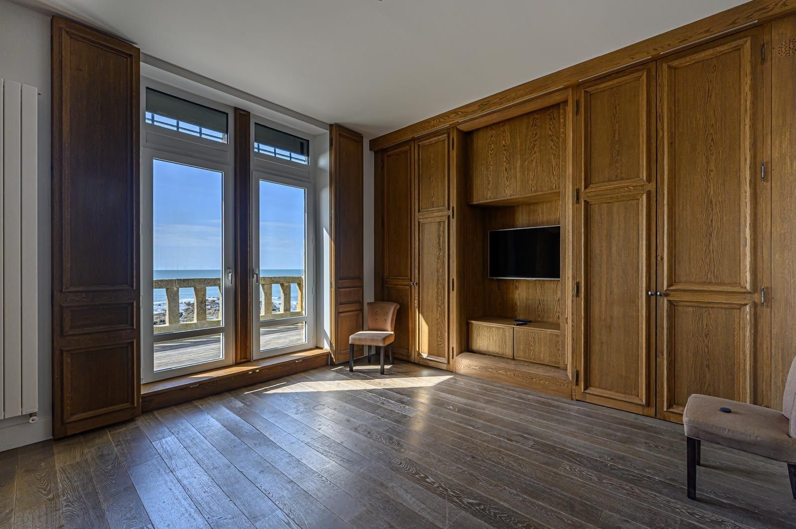 luxury property 9 Rooms for sale on BATZ SUR MER (44740)