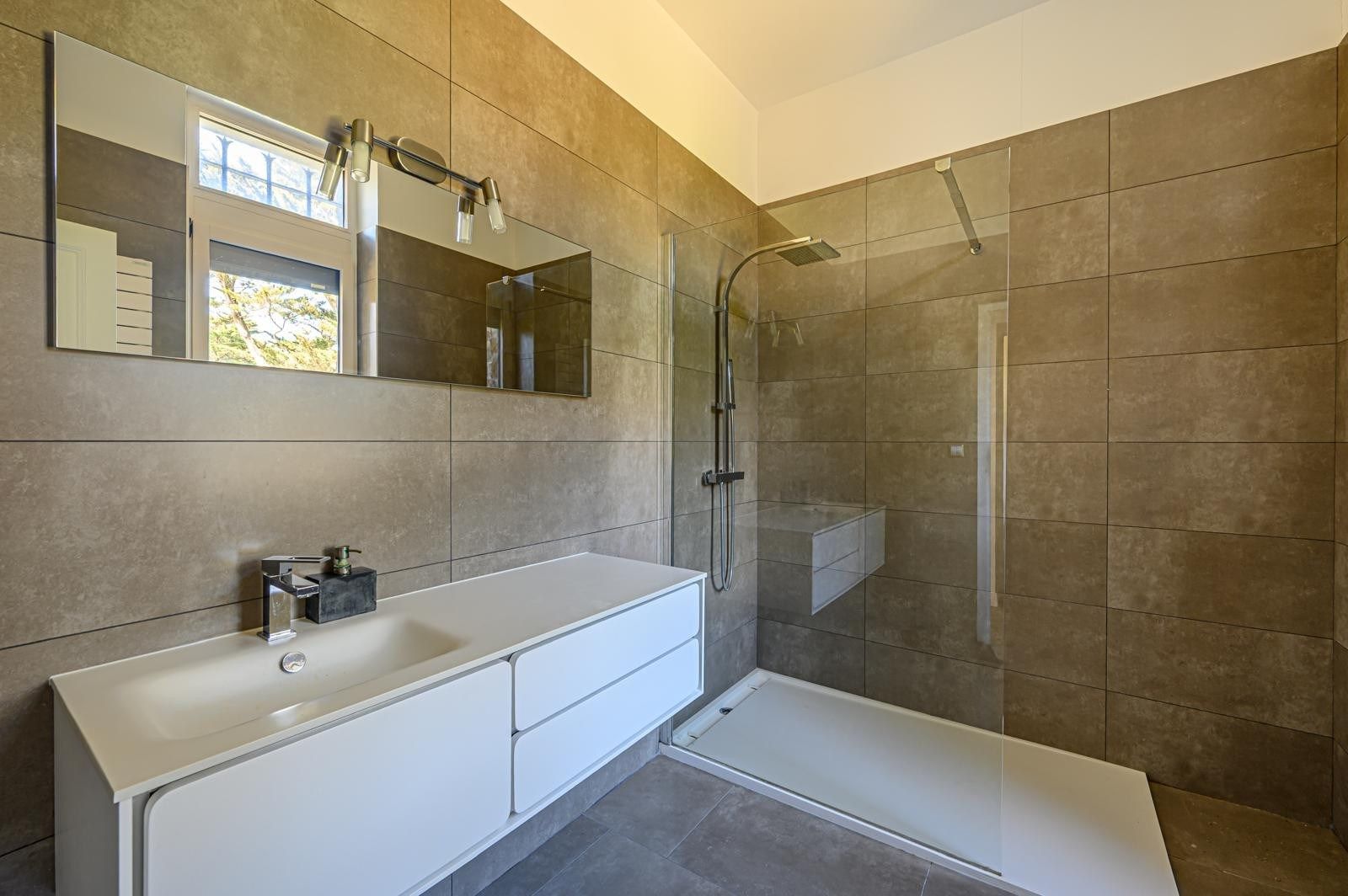 luxury property 9 Rooms for sale on BATZ SUR MER (44740)